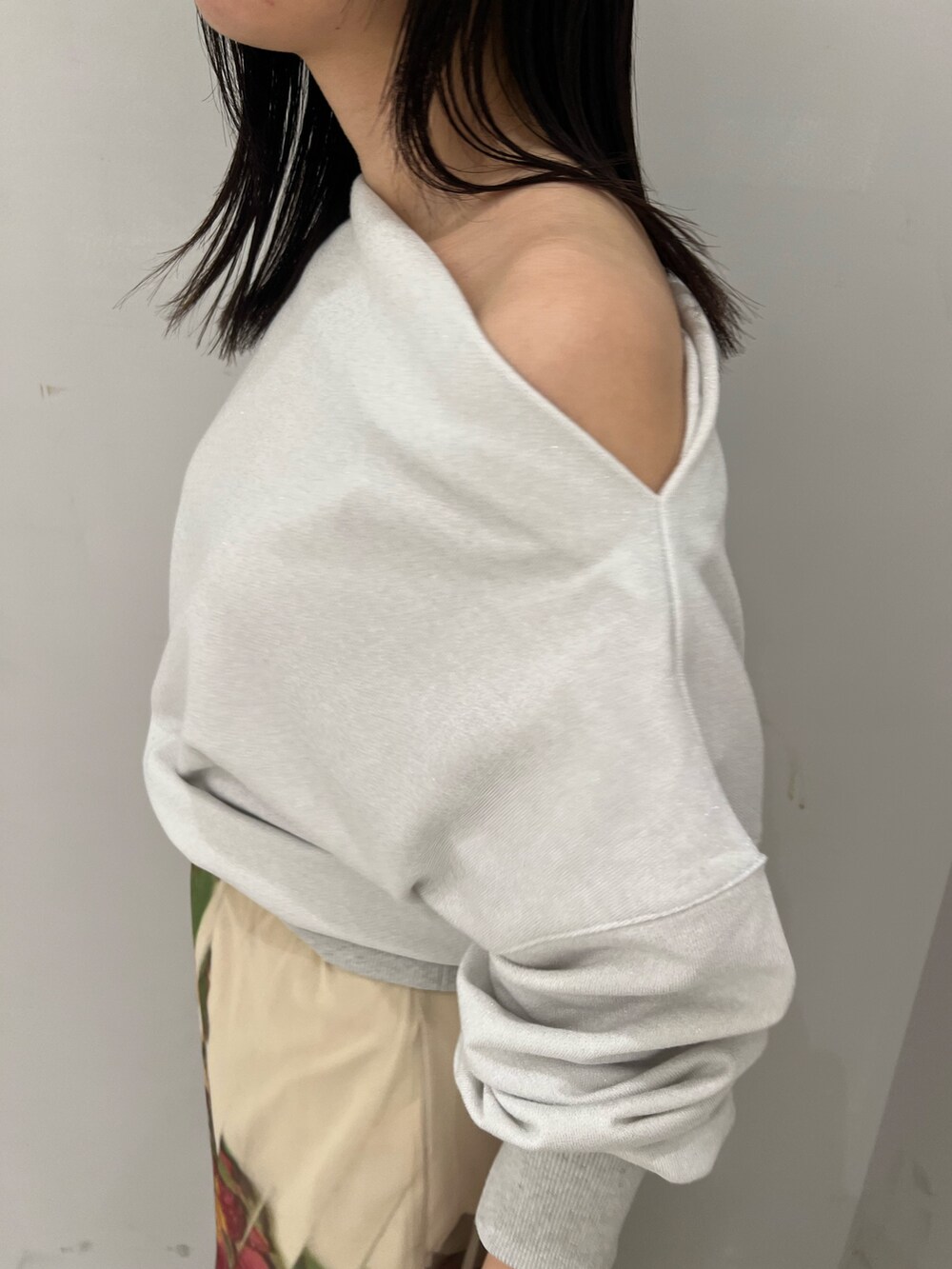 ホワイト系のサンダル、ホワイト系のスウェット、ベージュ系のスカートを着用したレディースの春コーディネートの5枚目の写真