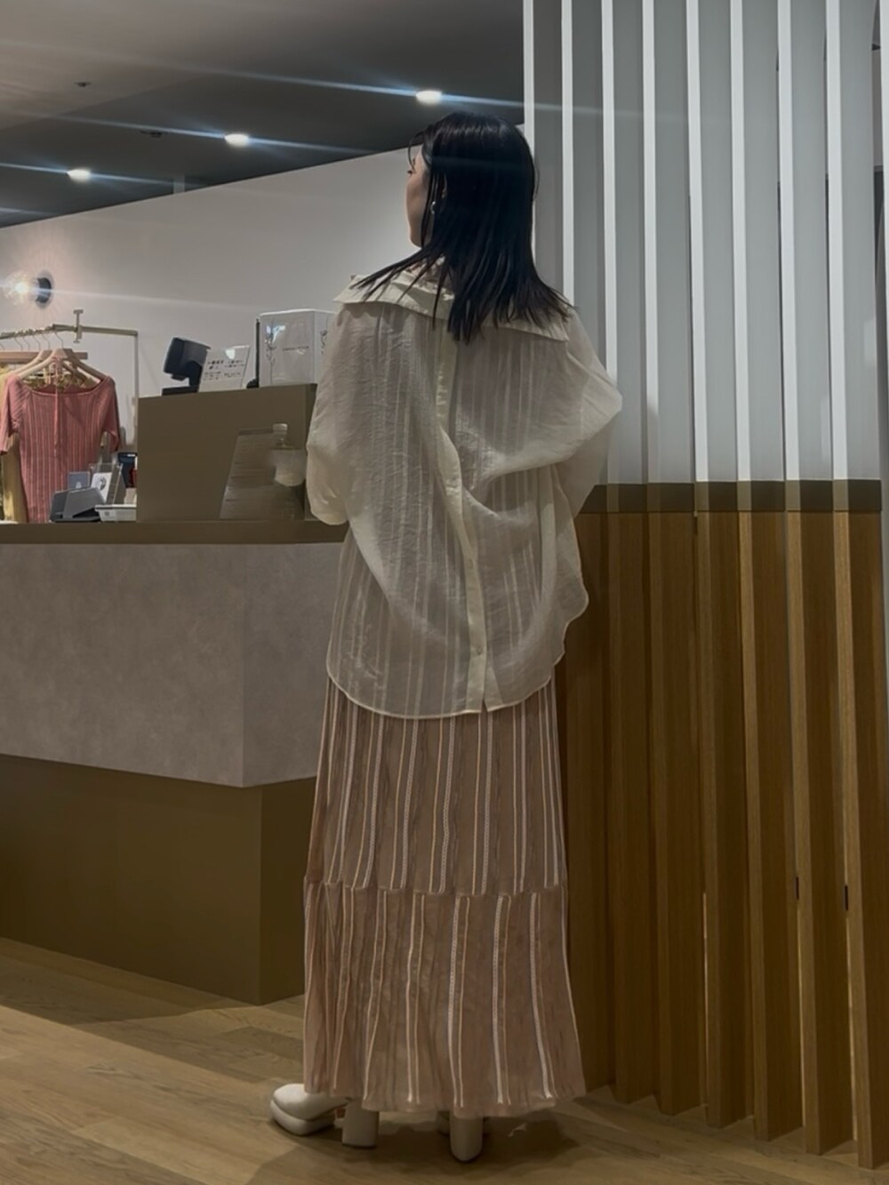 ホワイト系のシャツ/ブラウス、ブラウン系のハンドバッグ、オレンジ系のワンピースを着用したレディースの春コーディネートの3枚目の写真