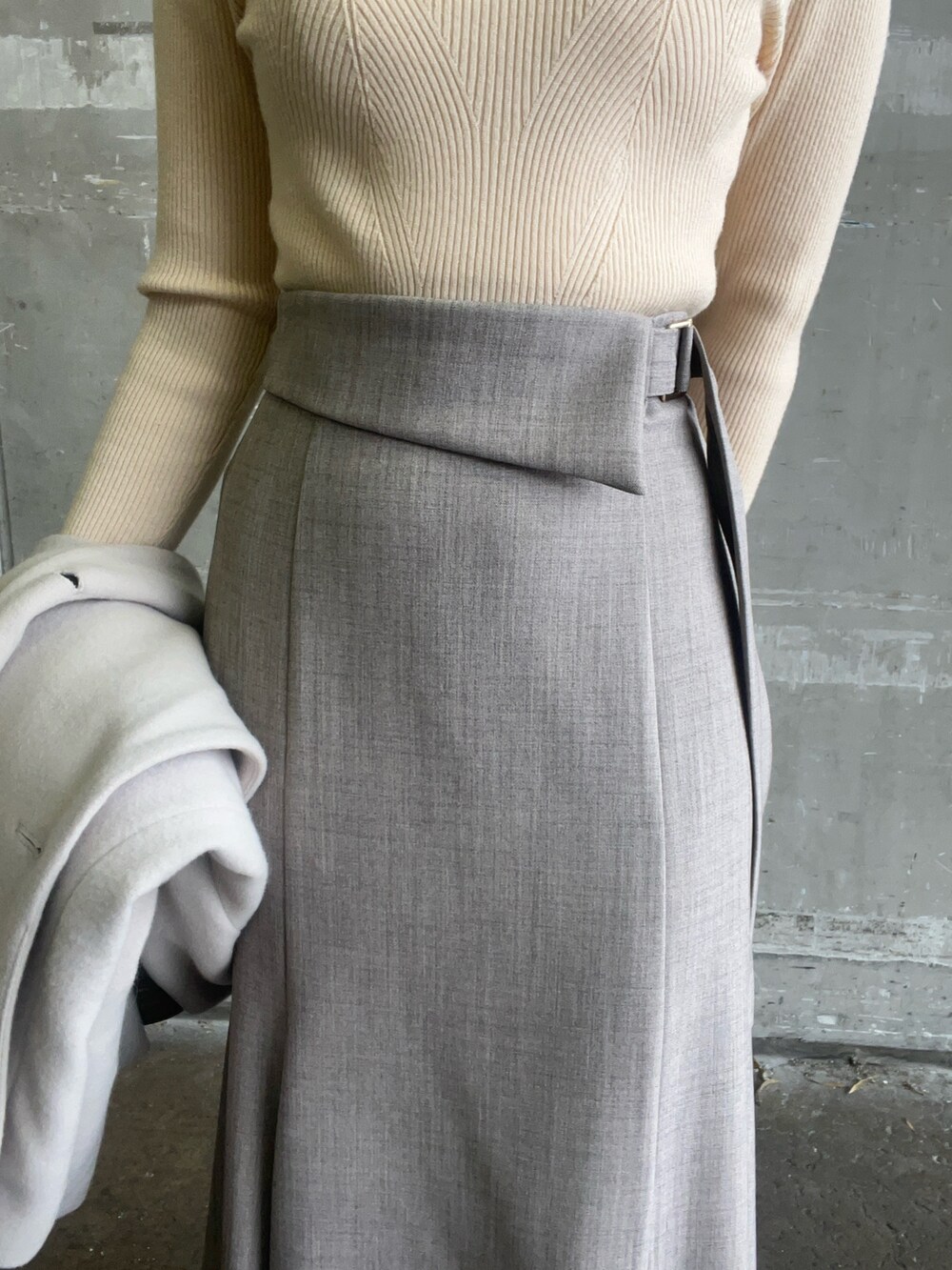 ベージュ系のブーツ、ホワイト系のニット/セーター、ホワイト系のテーラードジャケットを着用したレディースの冬コーディネートの10枚目の写真