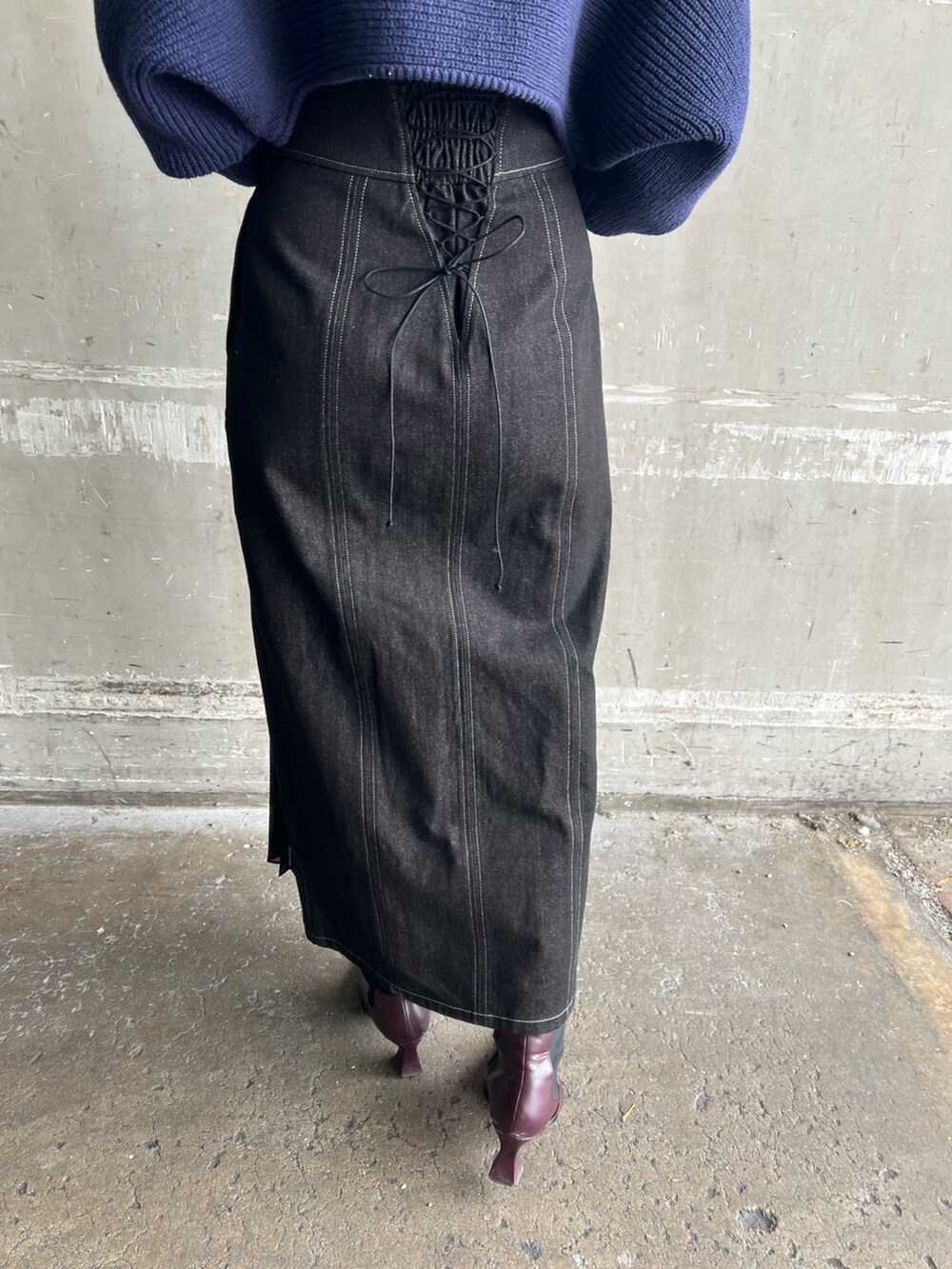 レッド系のブーツ、ホワイト系のTシャツ/カットソー、ブルー系のカーディガン/ボレロを着用したレディースの冬コーディネートの8枚目の写真