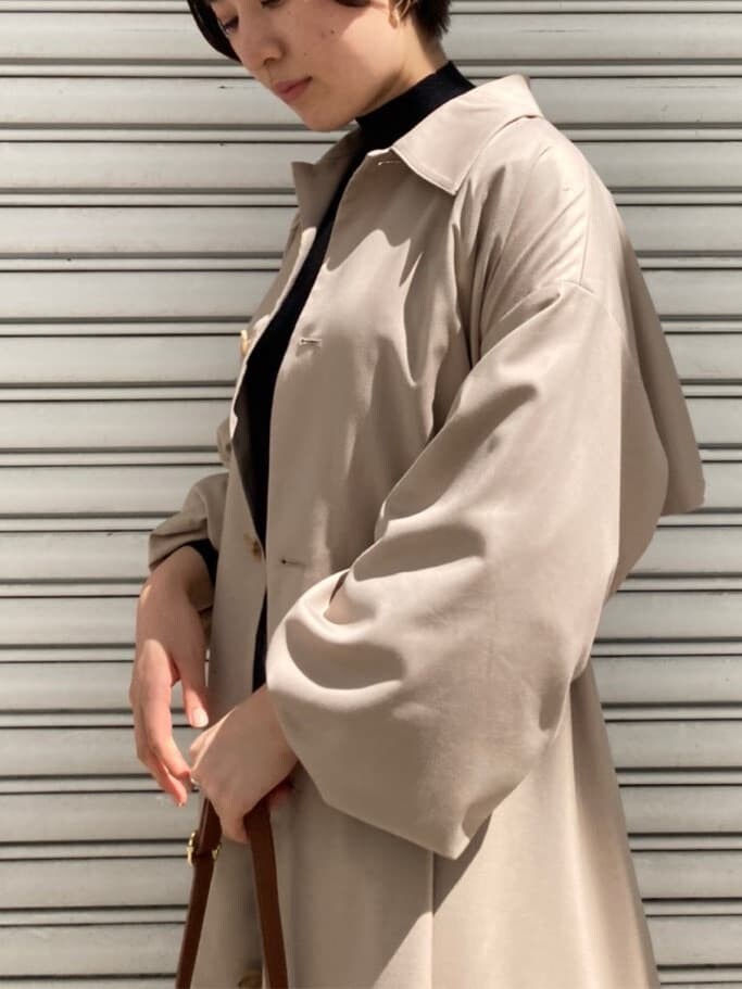 ベージュ系のその他シューズ、ブラック系のワンピース、ベージュ系のその他アウターを着用したレディースの秋コーディネートの6枚目の写真