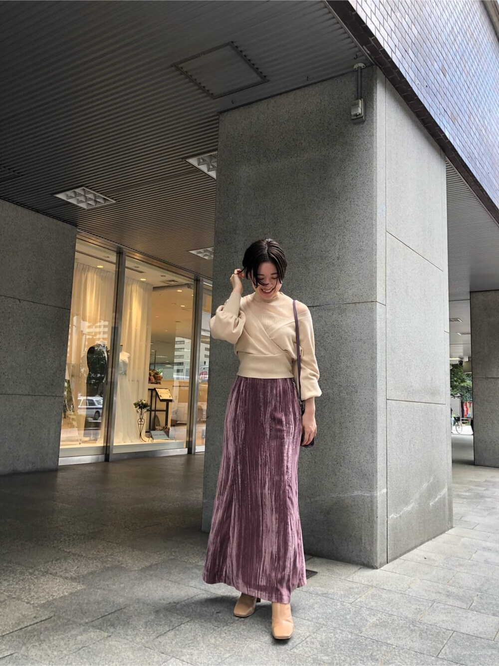 ピンク系のスカート、ベージュ系のその他シューズ、ホワイト系のニット/セーターを着用したレディースの秋コーディネートの2枚目の写真