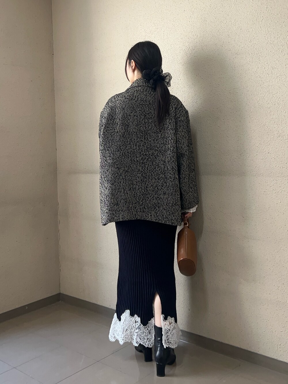 ベージュ系のその他アウター、イエロー系のハンドバッグ、ブルー系のワンピースを着用したレディースの秋コーディネートの3枚目の写真