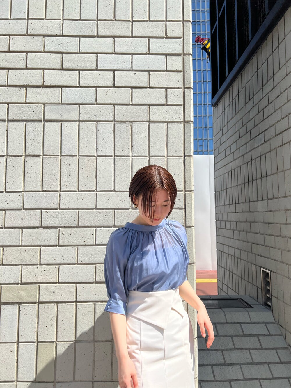 ホワイト系のスカート、その他のパンプス、ブルー系のシャツ/ブラウスを着用したレディースの春コーディネートの4枚目の写真