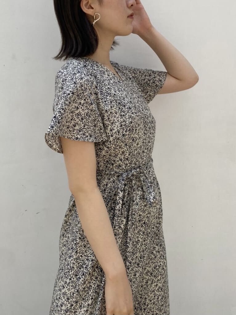 ブラウン系のパンプス、ホワイト系のハンドバッグ、ホワイト系のワンピースを着用したレディースの夏コーディネートの4枚目の写真