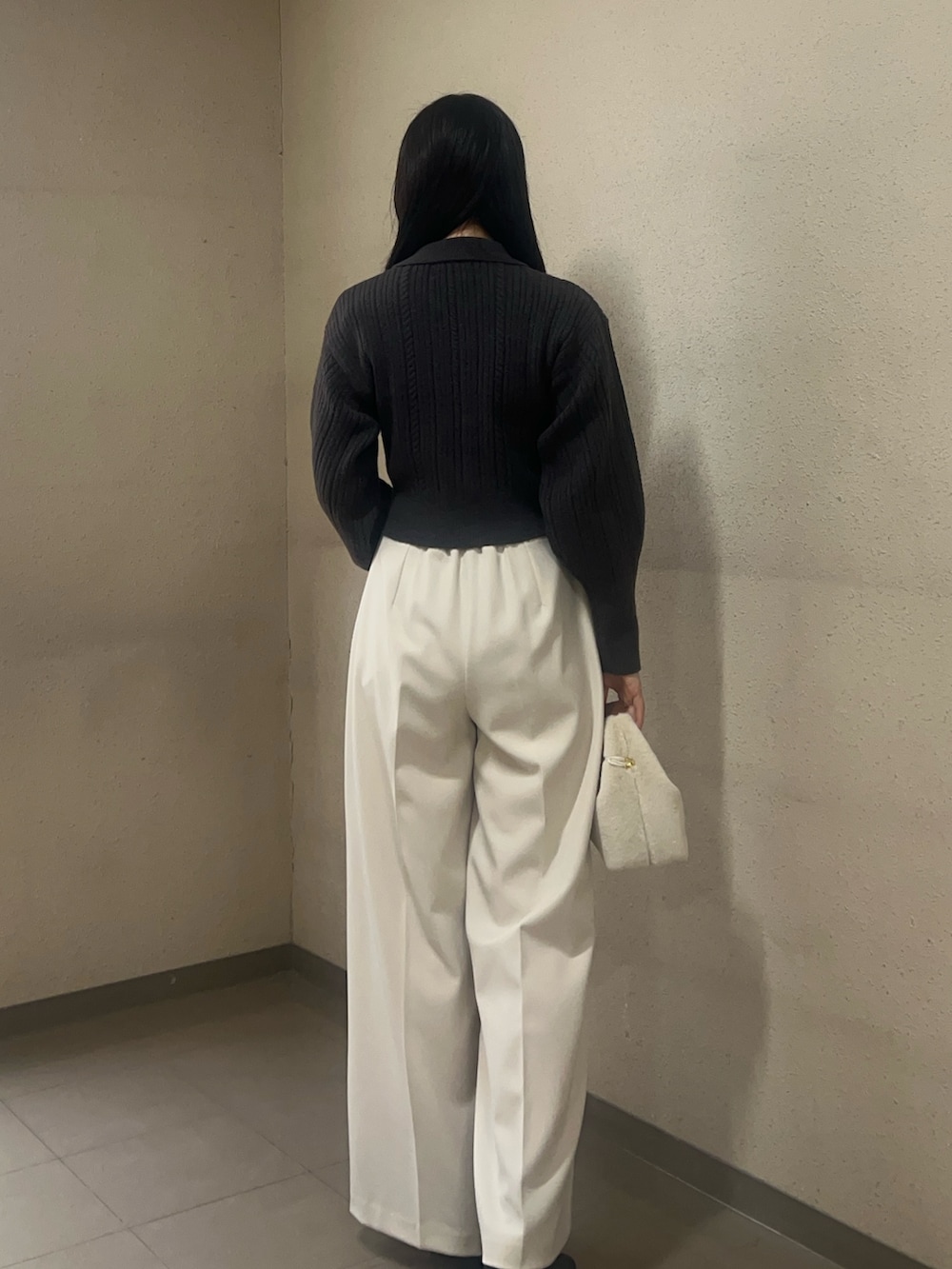 ブラック系のブーツ、グレー系のニット/セーター、ホワイト系のその他パンツを着用したレディースの秋コーディネートの3枚目の写真