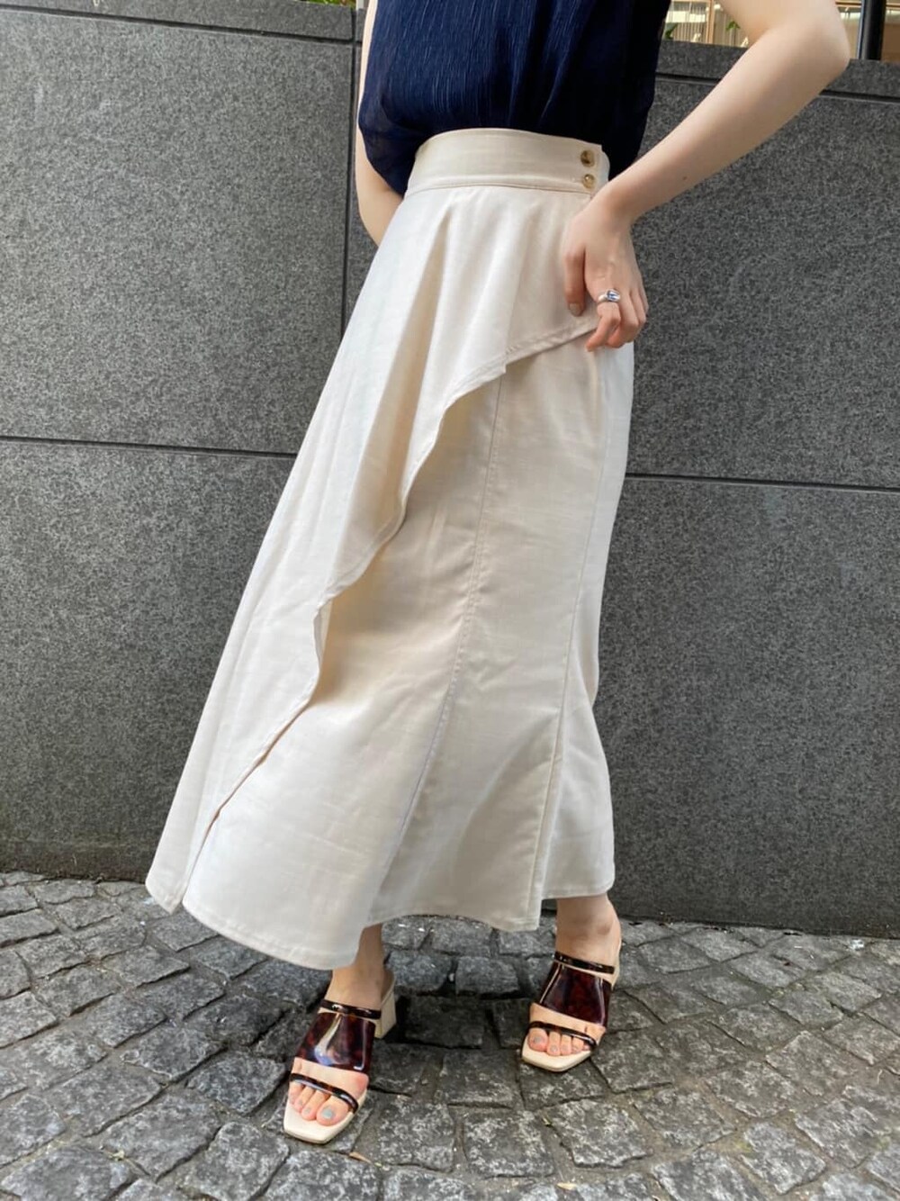 その他のその他シューズ、ブルー系のシャツ/ブラウス、ホワイト系のスカートを着用したレディースの夏コーディネートの7枚目の写真