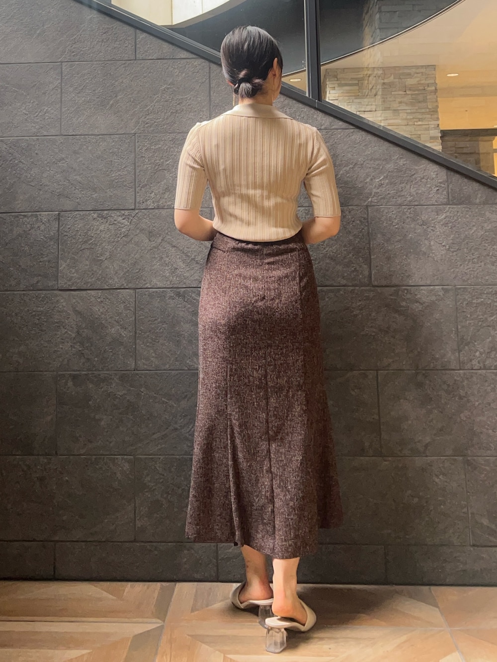 ベージュ系のニット/セーター、ブラウン系のスカートを着用したレディースの夏コーディネートの3枚目の写真