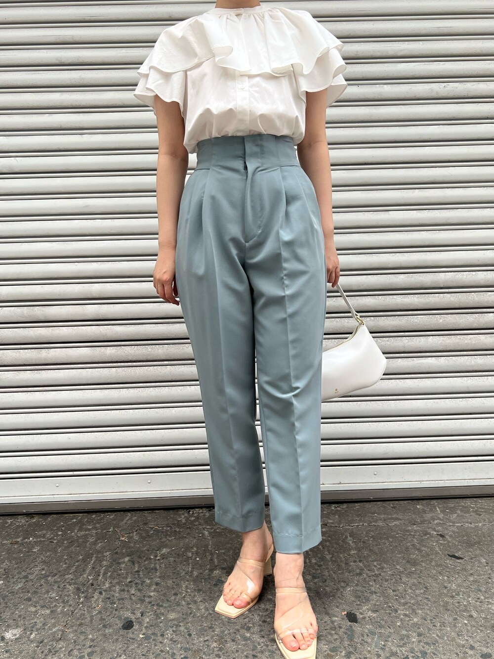 ホワイト系のシャツ/ブラウス、その他のサンダル、ブルー系のその他パンツを着用したレディースの夏コーディネートの6枚目の写真