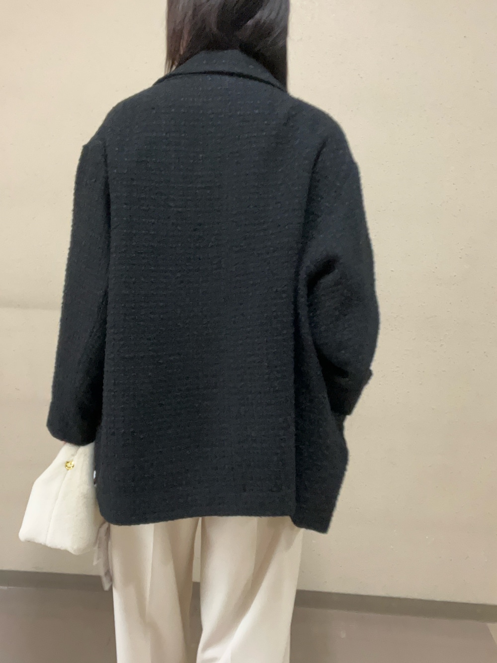 ブラック系のブーツ、グレー系のニット/セーター、ホワイト系のその他パンツを着用したレディースの秋コーディネートの5枚目の写真