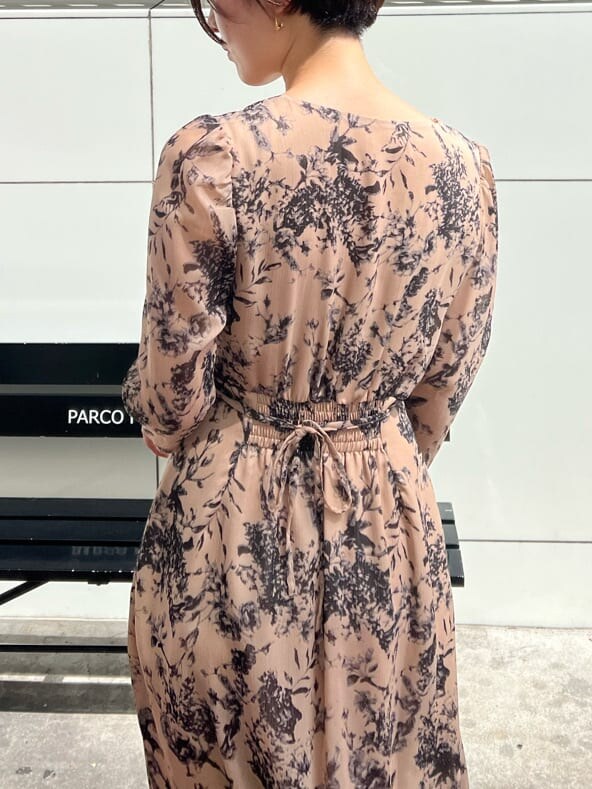 レッド系のブーツ、ホワイト系のカーディガン/ボレロ、ホワイト系のハンドバッグを着用したレディースの秋コーディネートの10枚目の写真