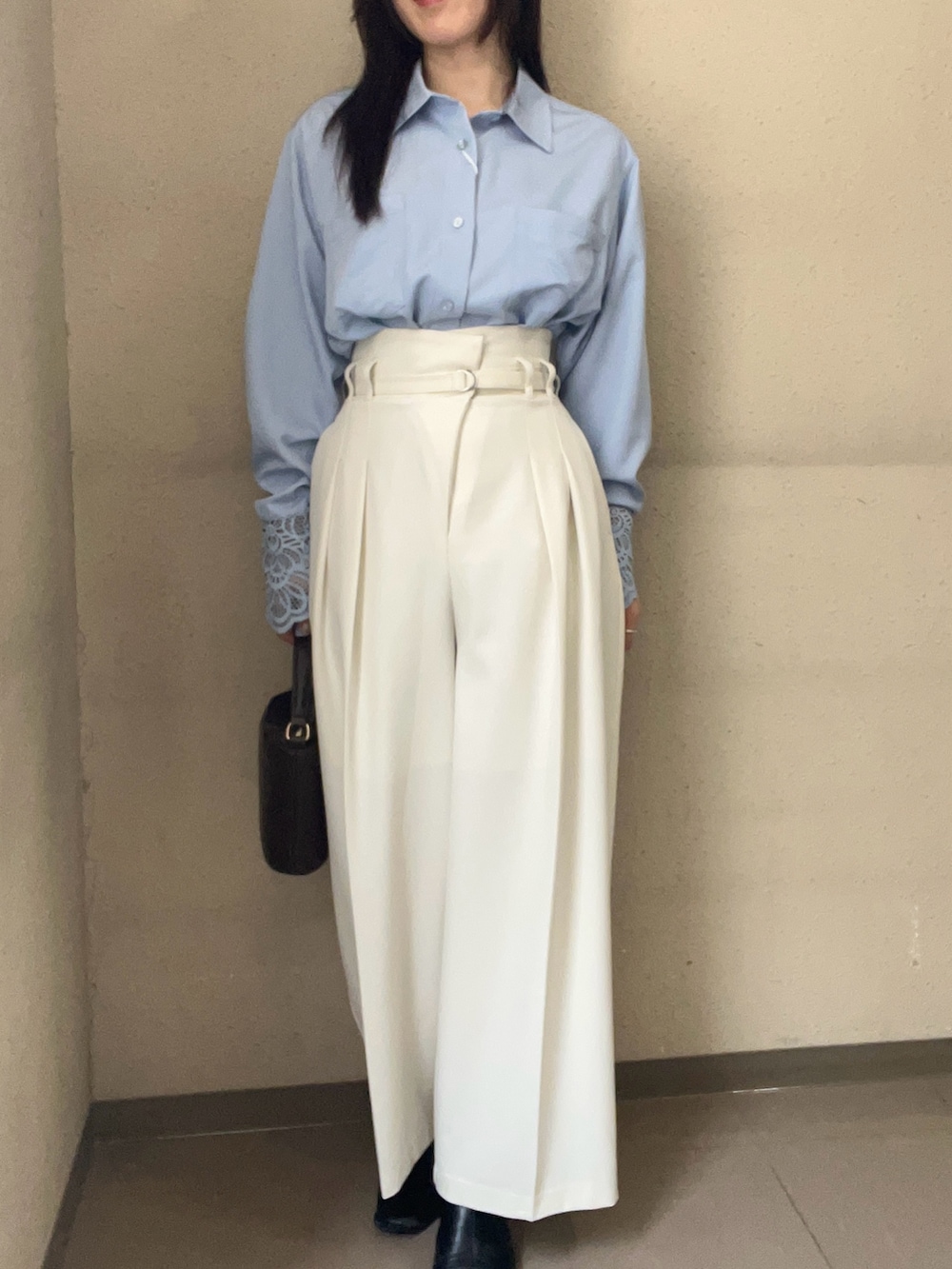 ブルー系のシャツ/ブラウス、ホワイト系のその他パンツを着用したレディースの冬コーディネートの5枚目の写真