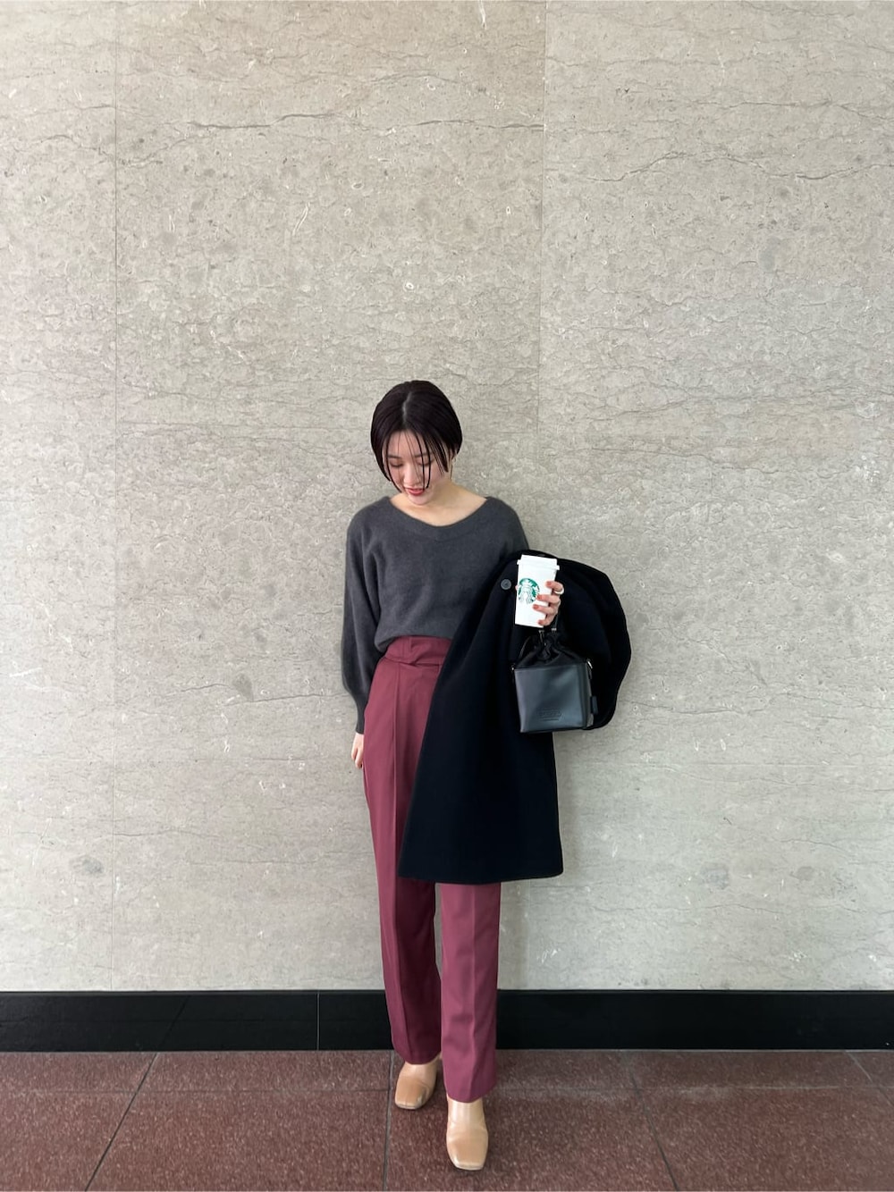 レッド系のその他パンツ、ベージュ系のその他シューズ、ブラック系のハンドバッグを着用したレディースの冬コーディネートの5枚目の写真