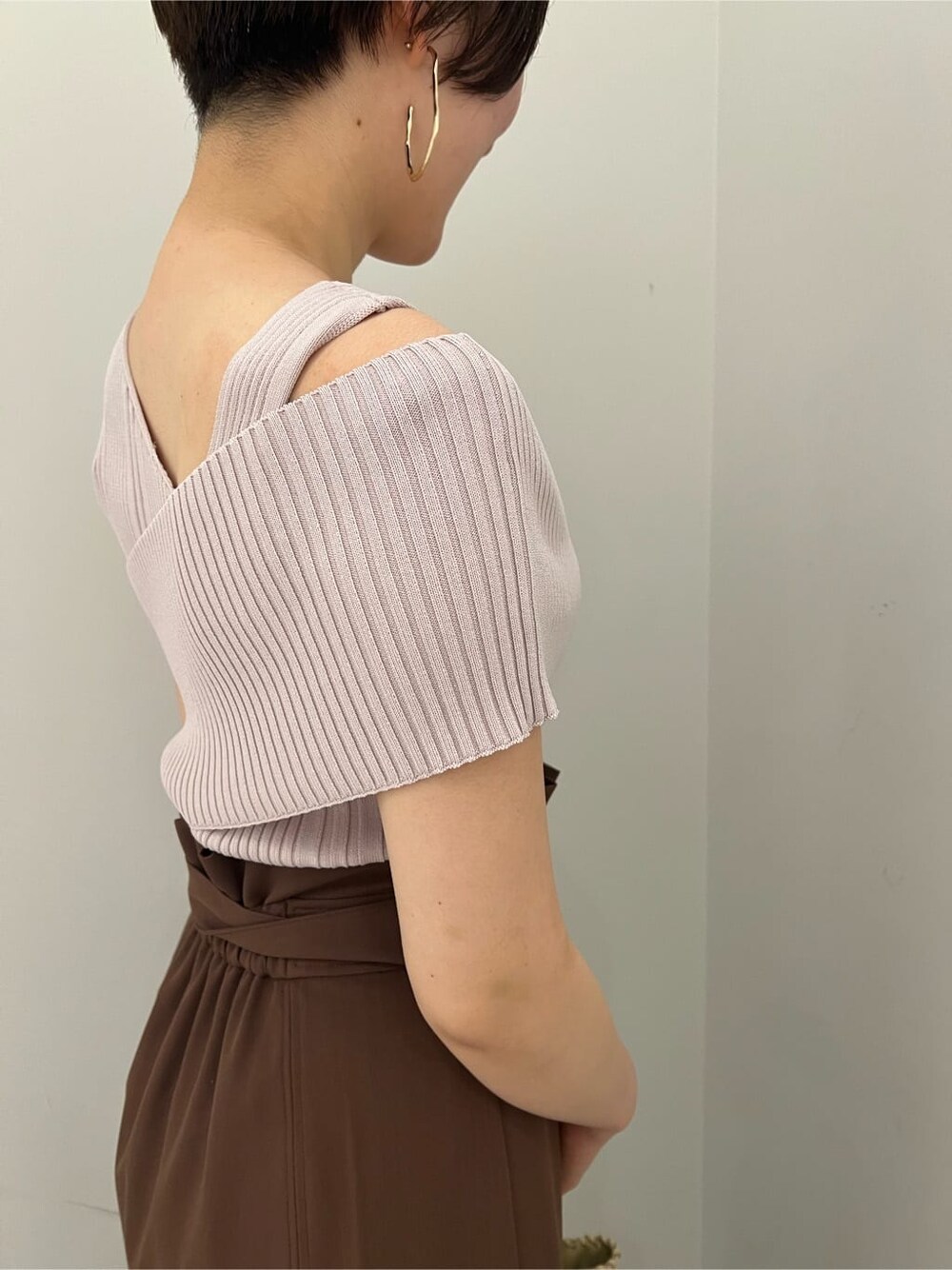 グリーン系のサンダル、ホワイト系のショルダーバッグ、ブラウン系のスカートを着用したレディースの春コーディネートの9枚目の写真