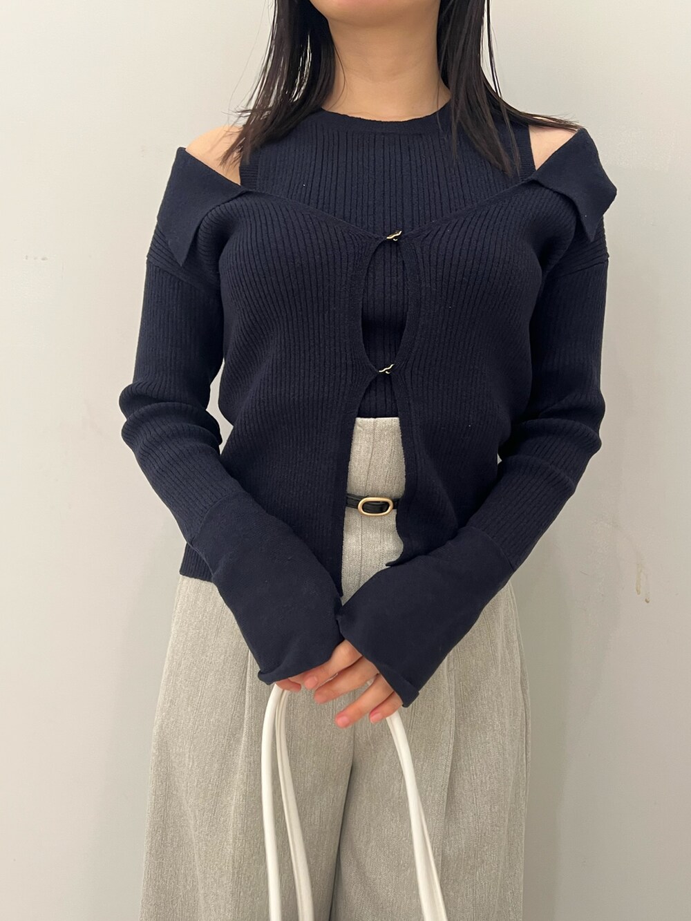 ブルー系のアンサンブル、グレー系のその他パンツを着用したレディースの冬コーディネートの5枚目の写真