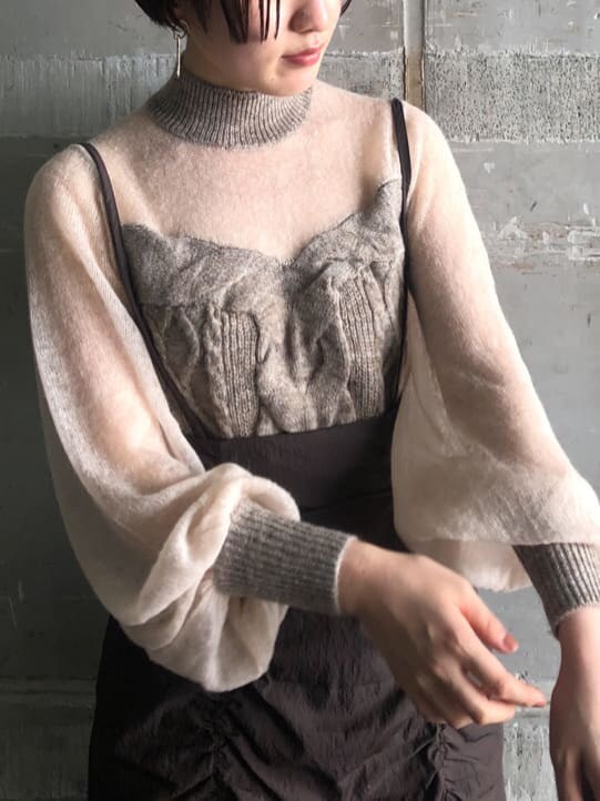 ベージュ系のその他シューズ、ブラウン系のショルダーバッグ、ブラウン系のスカートを着用したレディースの秋コーディネートの5枚目の写真