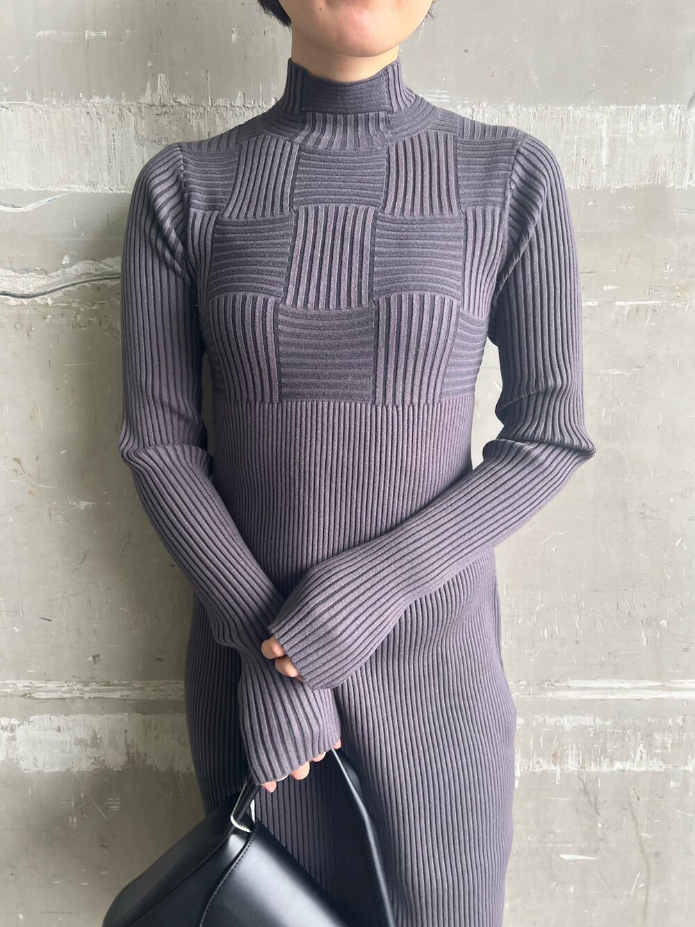 ブラック系のハンドバッグ、ベージュ系のブーツ、ホワイト系のカーディガン/ボレロを着用したレディースの冬コーディネートの6枚目の写真