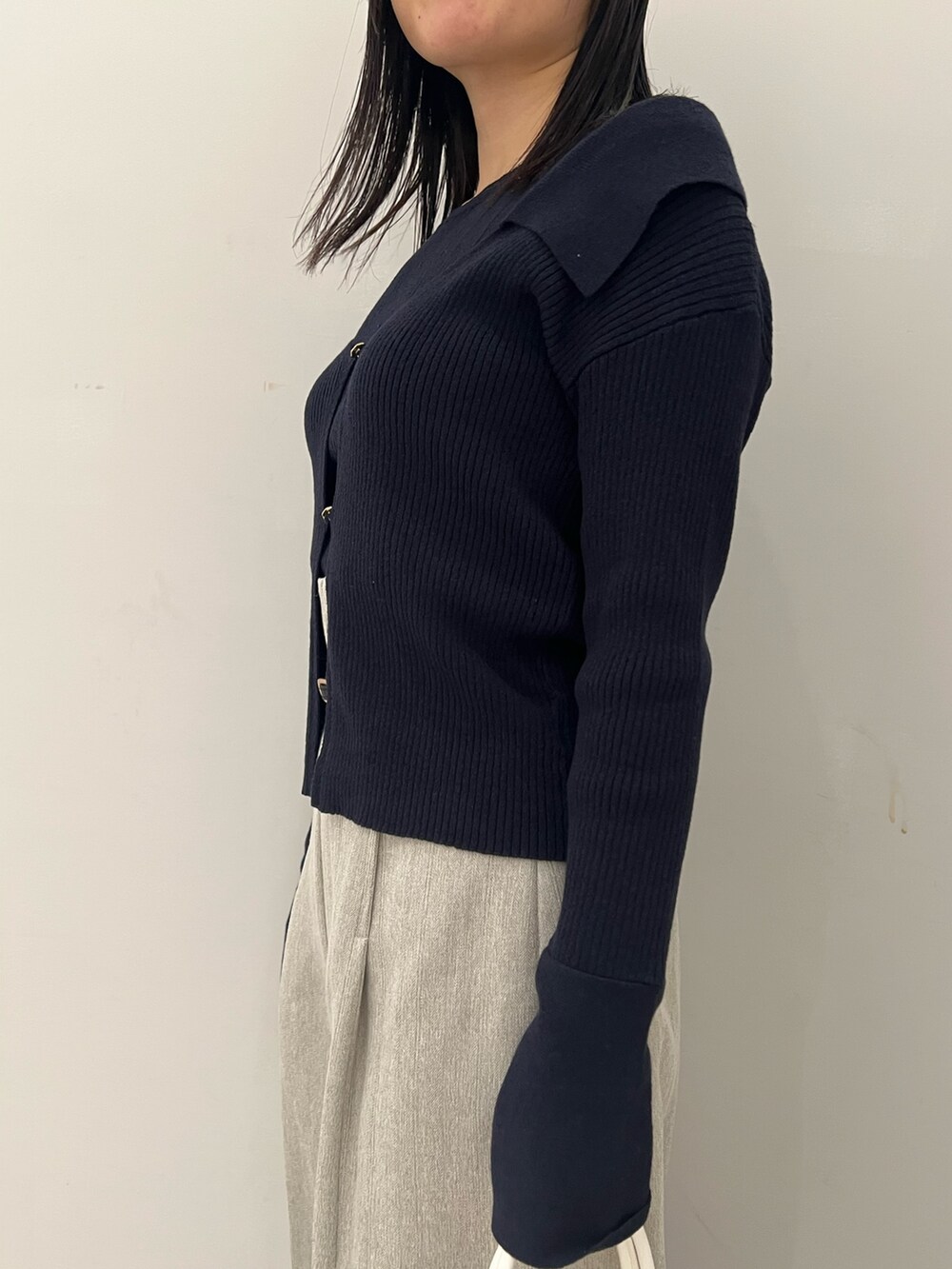 ブルー系のアンサンブル、グレー系のその他パンツを着用したレディースの冬コーディネートの6枚目の写真