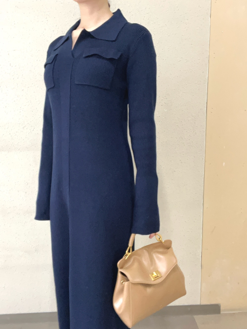 ブルー系のワンピース、ブラック系のブーツを着用したレディースの秋コーディネートの4枚目の写真