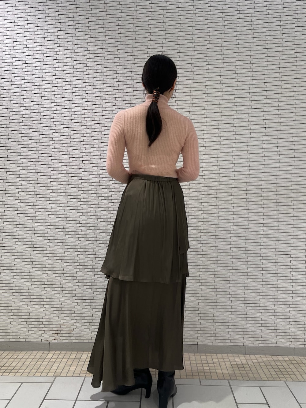 ブラック系のブーツ、ピンク系のニット/セーター、ブラウン系のスカートを着用したレディースの秋コーディネートの3枚目の写真