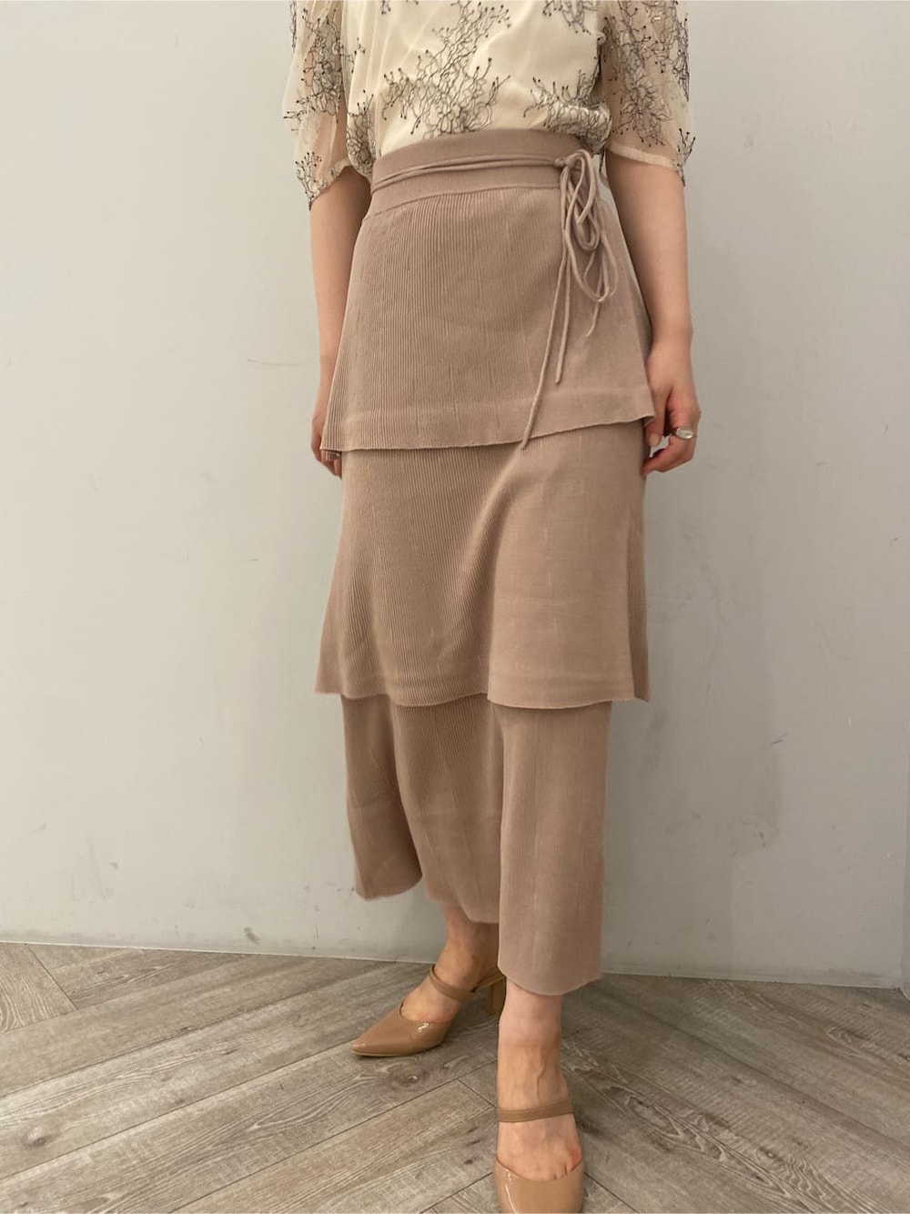 ベージュ系のその他シューズ、ホワイト系のシャツ/ブラウス、ベージュ系のスカートを着用したレディースの夏コーディネートの5枚目の写真