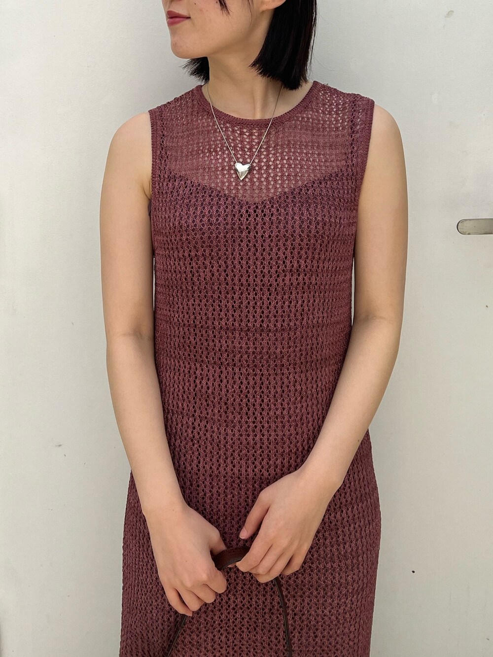 ブラウン系のショルダーバッグ、ホワイト系のシャツ/ブラウス、ピンク系のワンピースを着用したレディースの春コーディネートの5枚目の写真