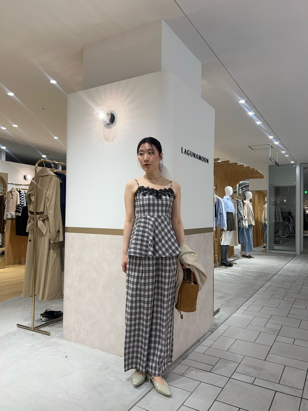 その他のその他パンツ、その他のキャミソール、ベージュ系のテーラードジャケットを着用したレディースの春コーディネートの3枚目の写真