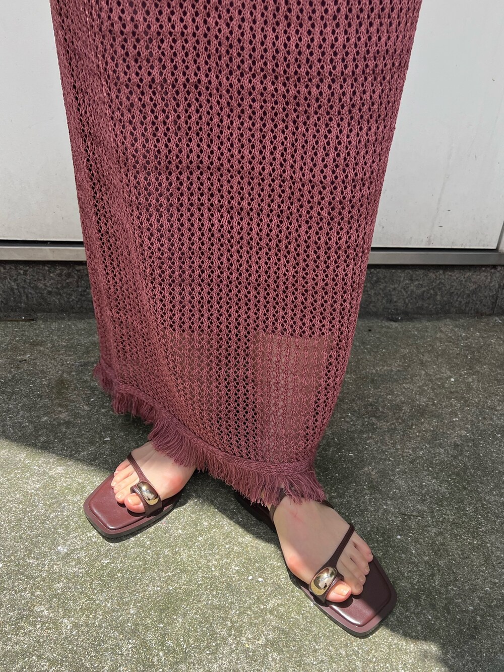 ブラウン系のショルダーバッグ、ホワイト系のシャツ/ブラウス、ピンク系のワンピースを着用したレディースの春コーディネートの7枚目の写真