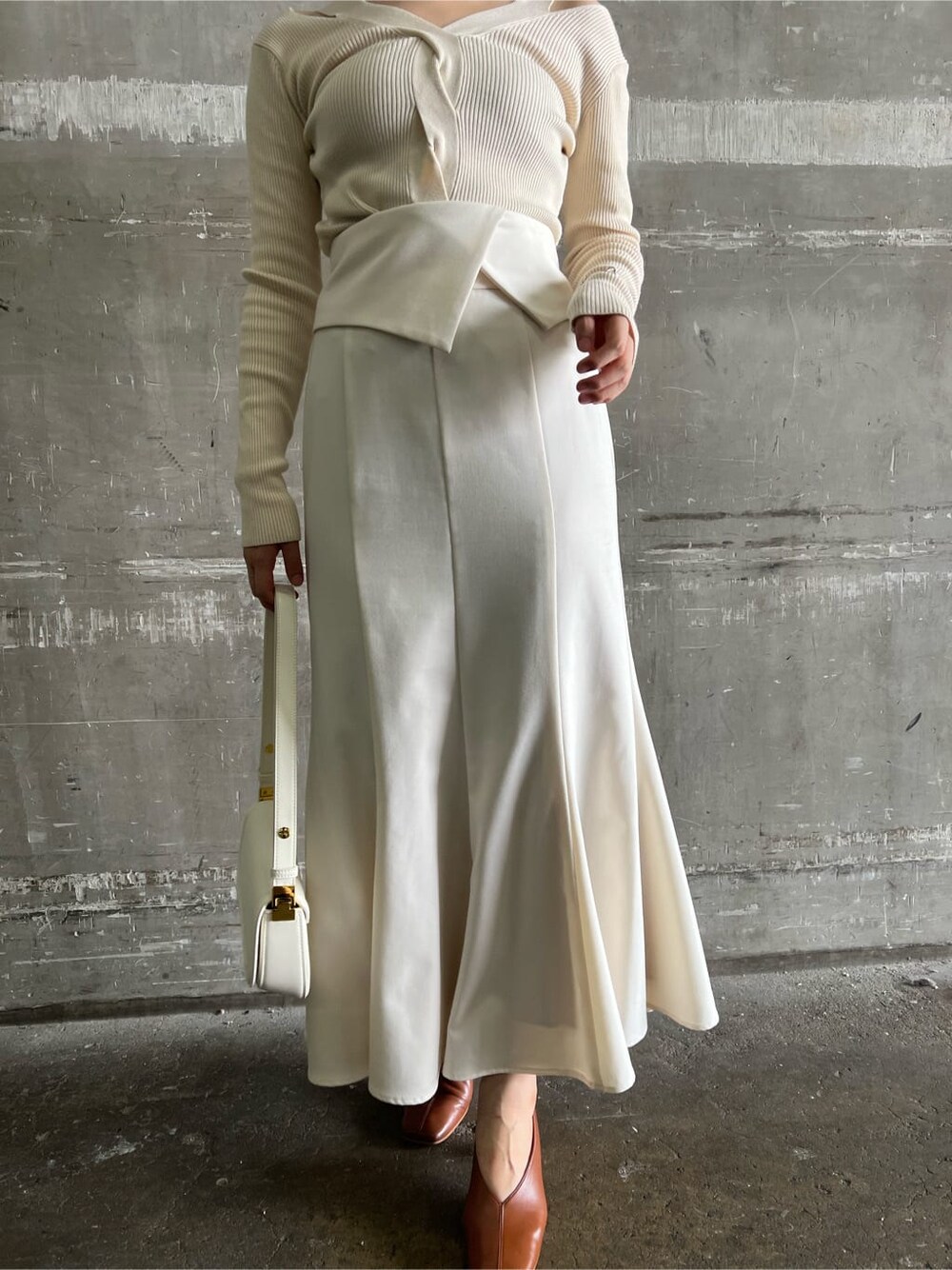 ブラウン系のパンプス、ホワイト系のスカート、ホワイト系のニット/セーターを着用したレディースの夏コーディネートの9枚目の写真