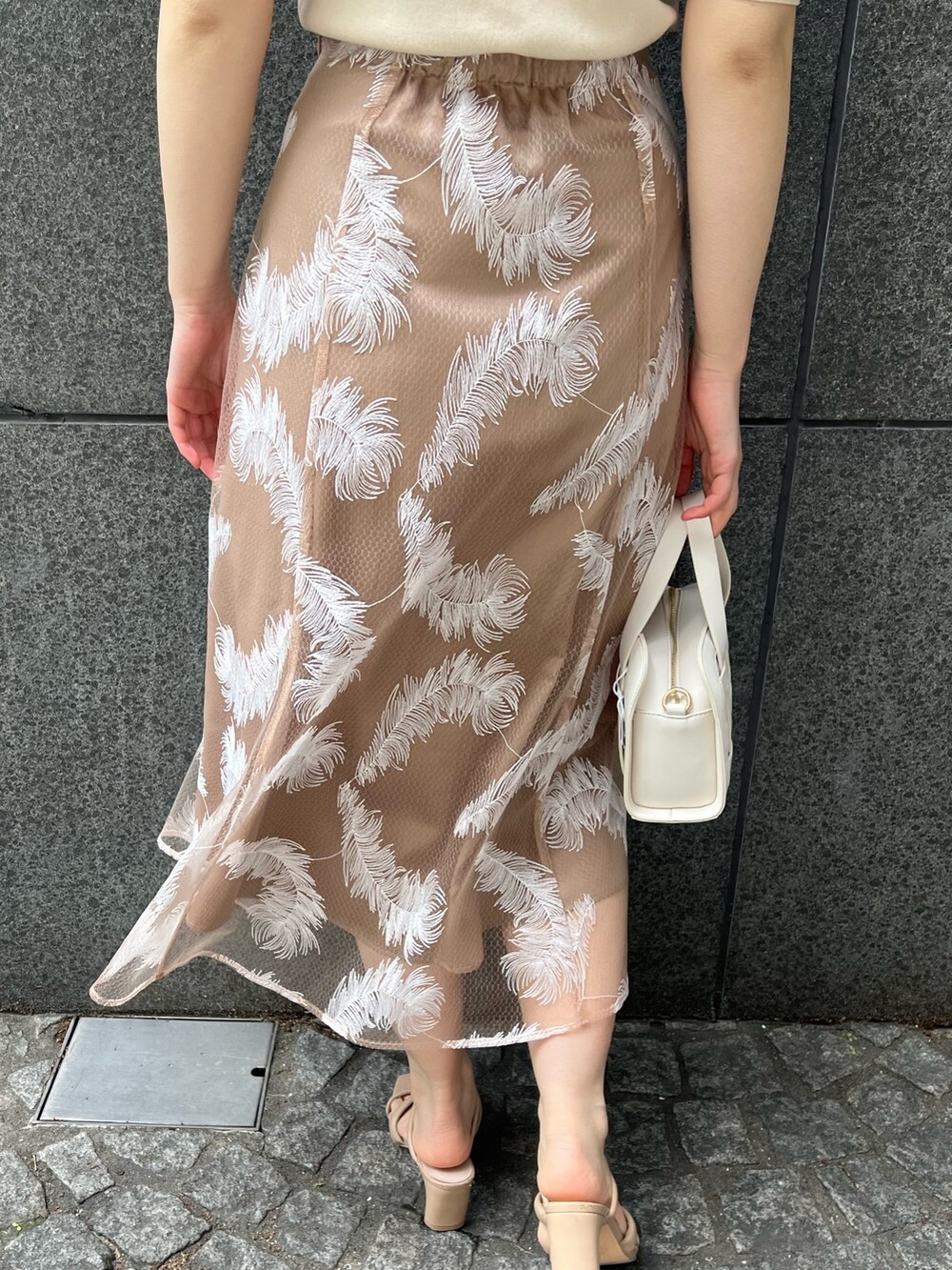 ベージュ系のサンダル、ホワイト系のショルダーバッグ、ホワイト系のニット/セーターを着用したレディースの春コーディネートの8枚目の写真