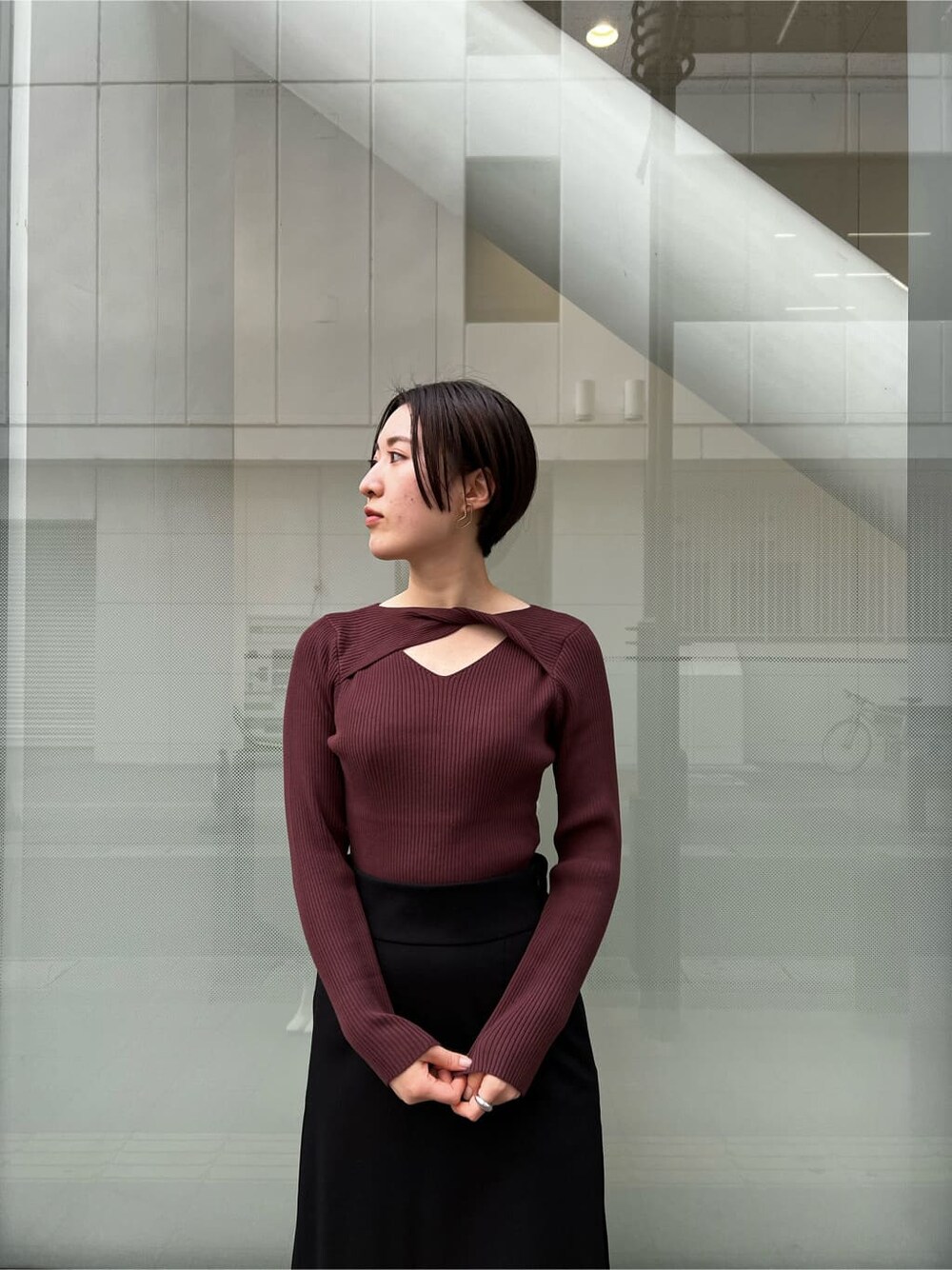 ベージュ系のその他シューズ、ブルー系のその他アウター、ブラック系のスカートを着用したレディースの秋コーディネートの5枚目の写真