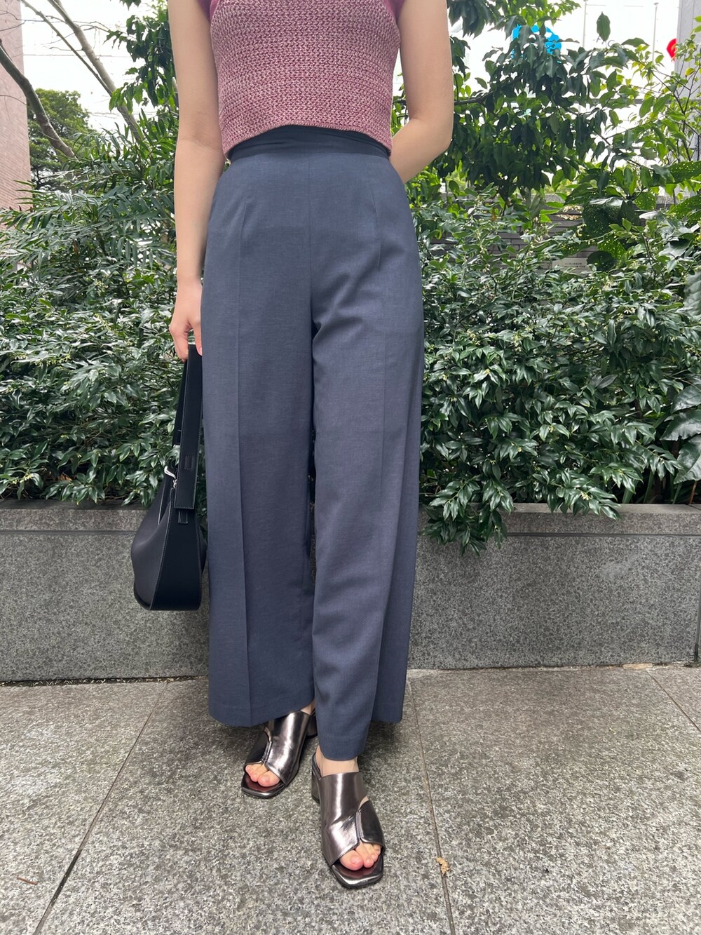 その他のサンダル、ブラック系のハンドバッグ、ピンク系のニット/セーターを着用したレディースの春コーディネートの6枚目の写真