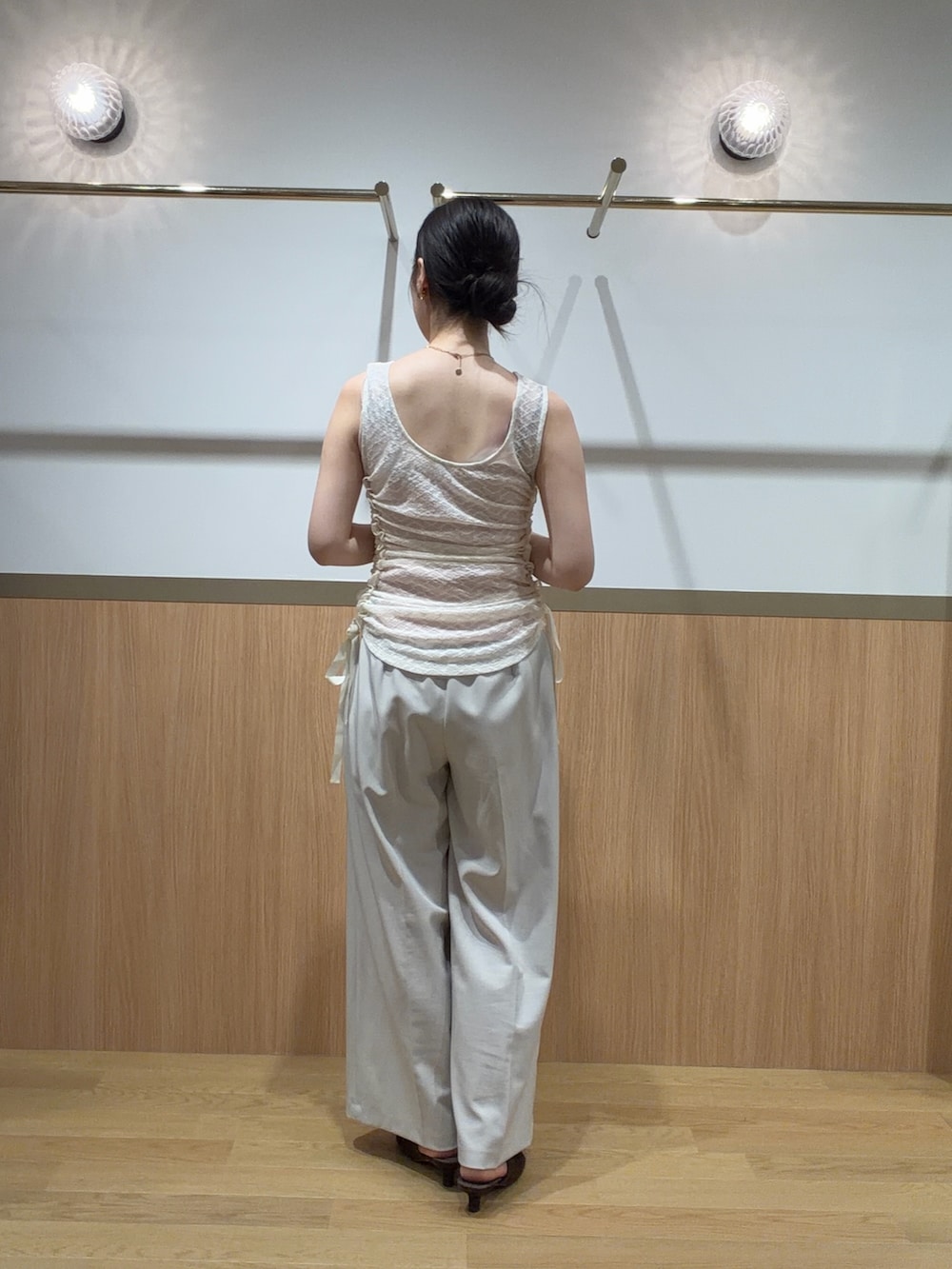 ホワイト系のその他パンツ、ブラウン系のテーラードジャケット、ホワイト系のシャツ/ブラウスを着用したレディースの夏コーディネートの5枚目の写真