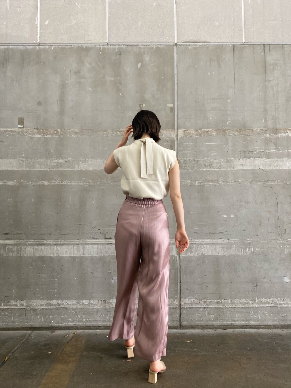 ホワイト系のニット/セーター、ピンク系のその他パンツ、その他のその他シューズを着用したレディースの春コーディネートの2枚目の写真