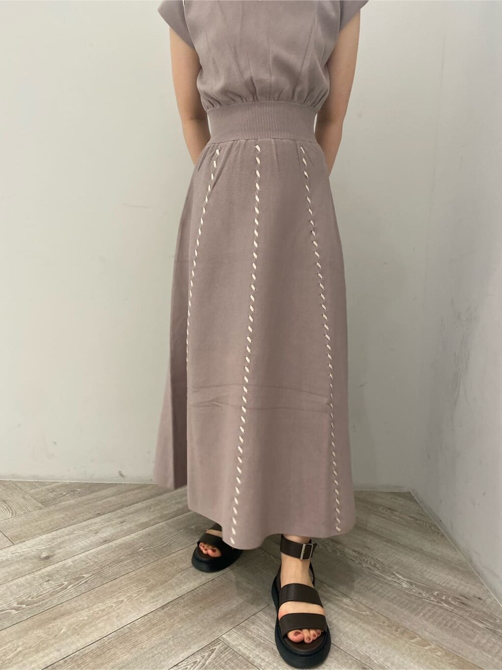 「選抜」｜「LAGUNAMOONのハンドステッチノースリーブニットワンピース（ワンピース、グレー系）」を使った、RUNA ONISHIさん（レディース・163cm）の夏コーディネートの5枚目の写真