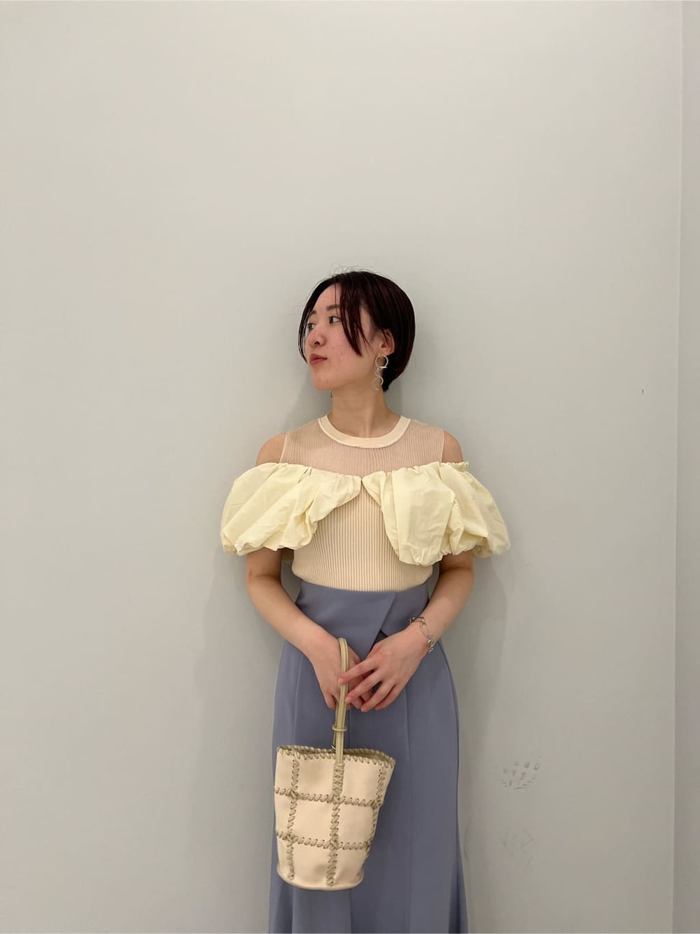 その他のパンプス、ホワイト系のショルダーバッグ、ホワイト系のニット/セーターを着用したレディースの夏コーディネートの4枚目の写真