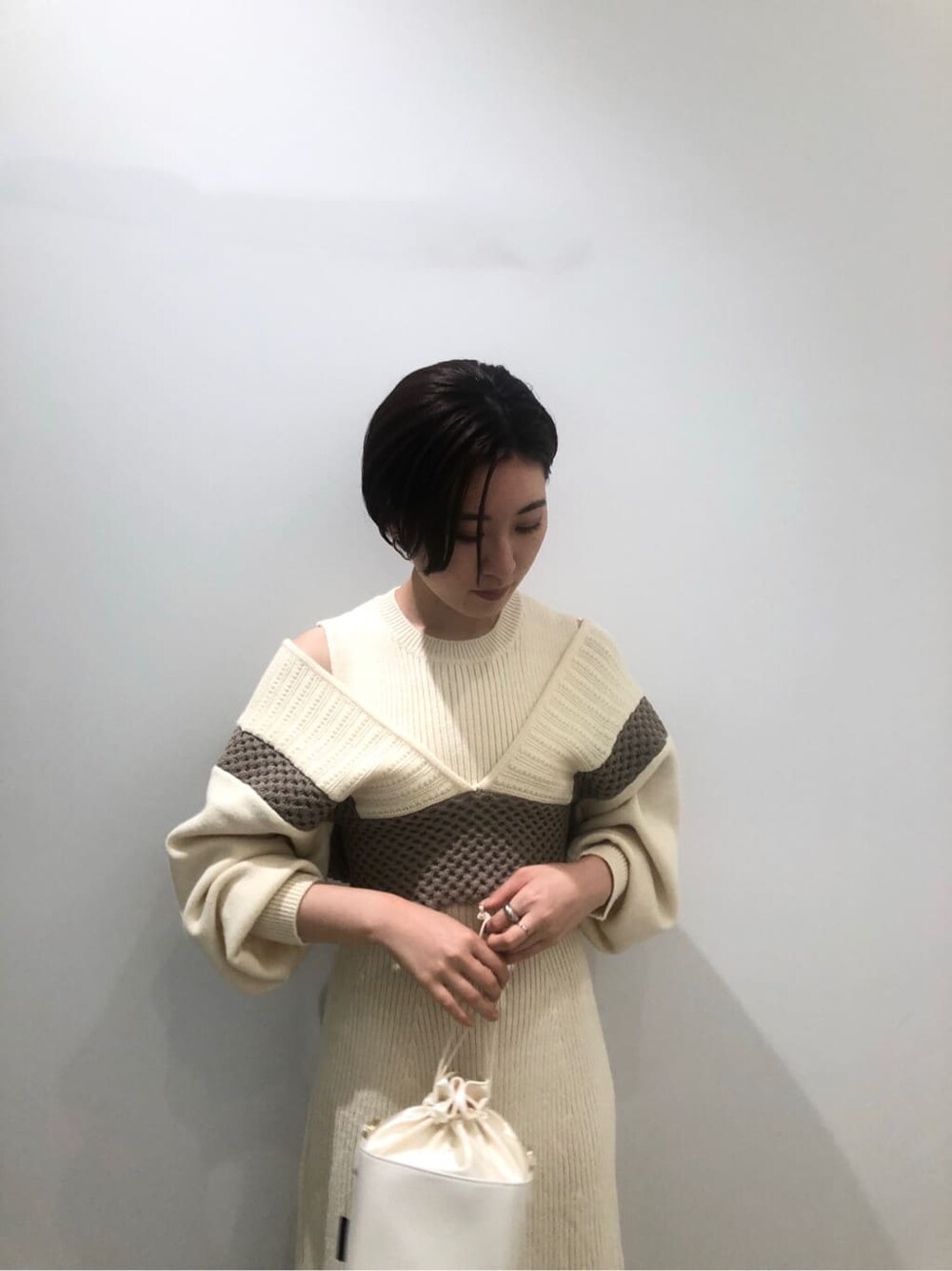 ベージュ系のその他シューズ、ホワイト系のワンピース、ホワイト系のハンドバッグを着用したレディースの秋コーディネートの6枚目の写真