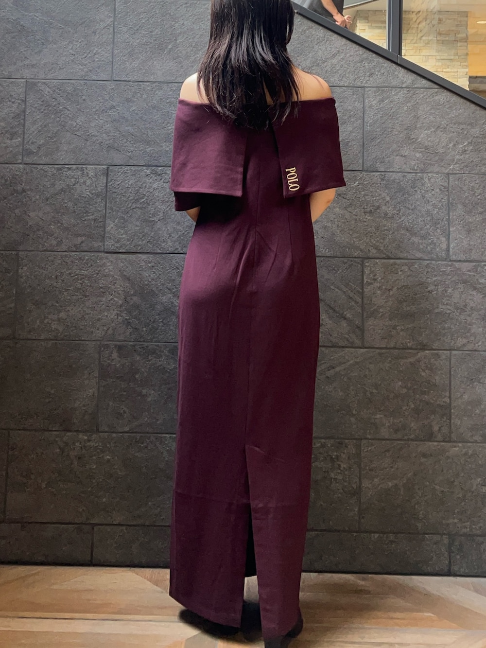 ブラウン系のボストンバッグ、ブラウン系のワンピース、ブラック系のブーツを着用したレディースの夏コーディネートの3枚目の写真