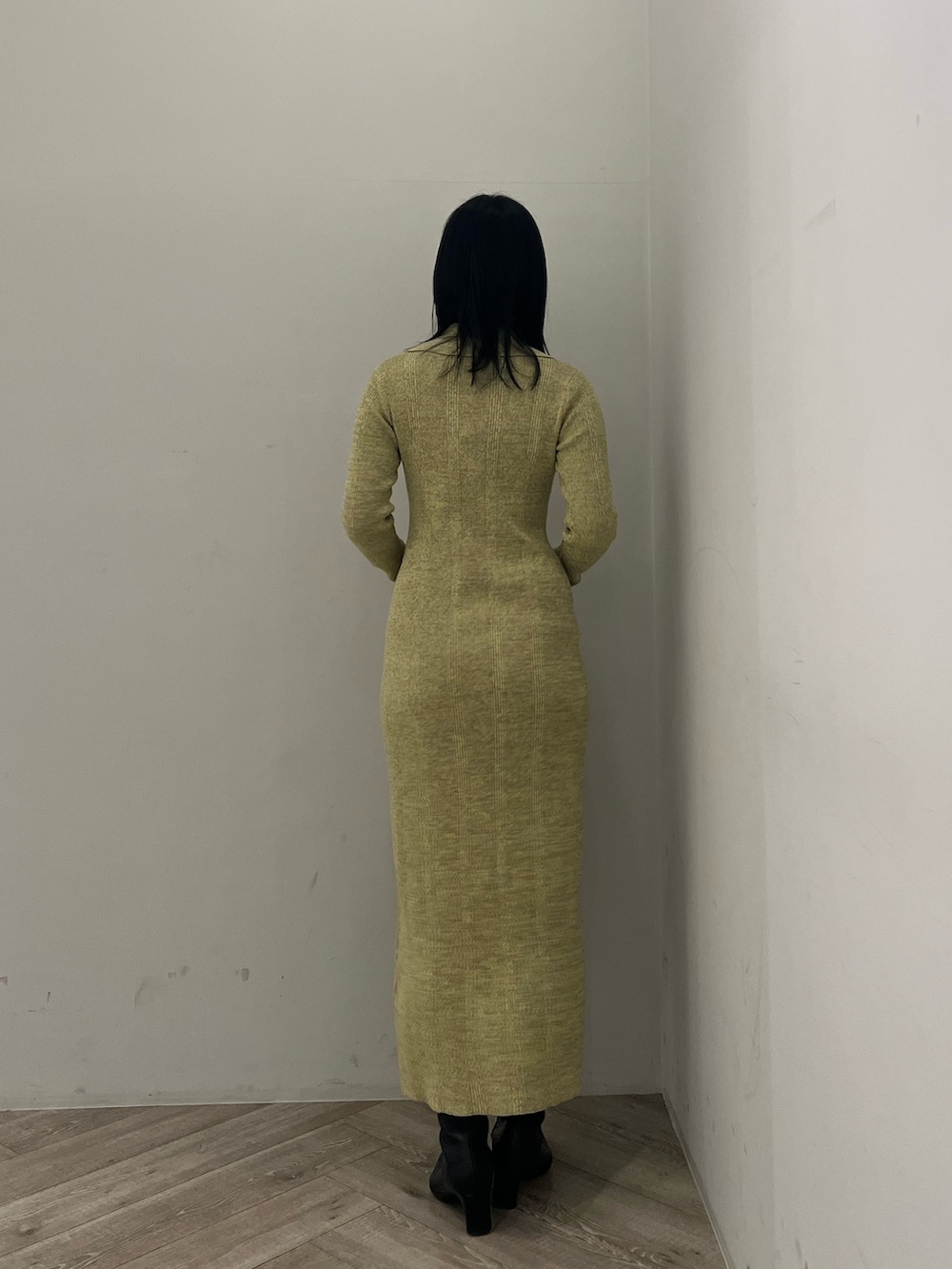 ブラウン系のカーディガン/ボレロ、グリーン系のワンピースを着用したレディースの冬コーディネートの5枚目の写真