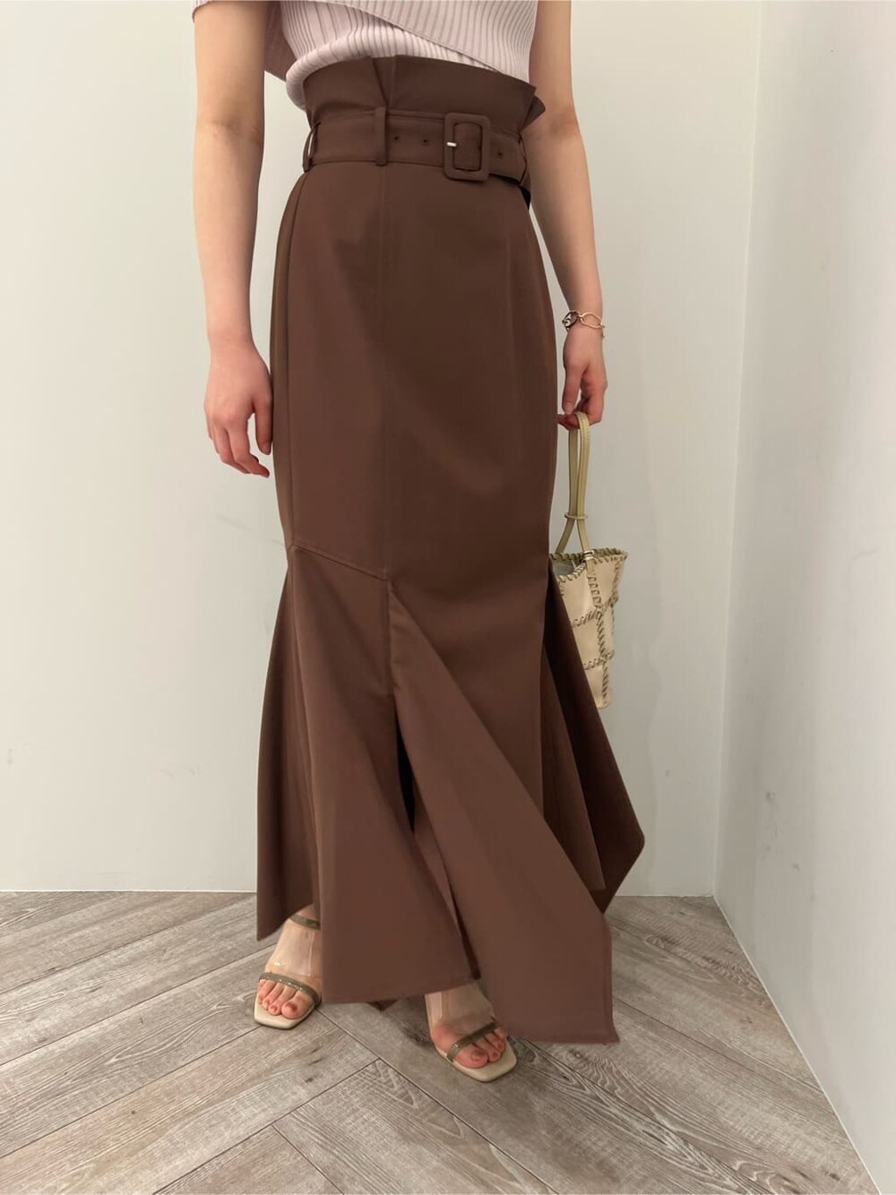 グリーン系のサンダル、ホワイト系のショルダーバッグ、ブラウン系のスカートを着用したレディースの春コーディネートの7枚目の写真