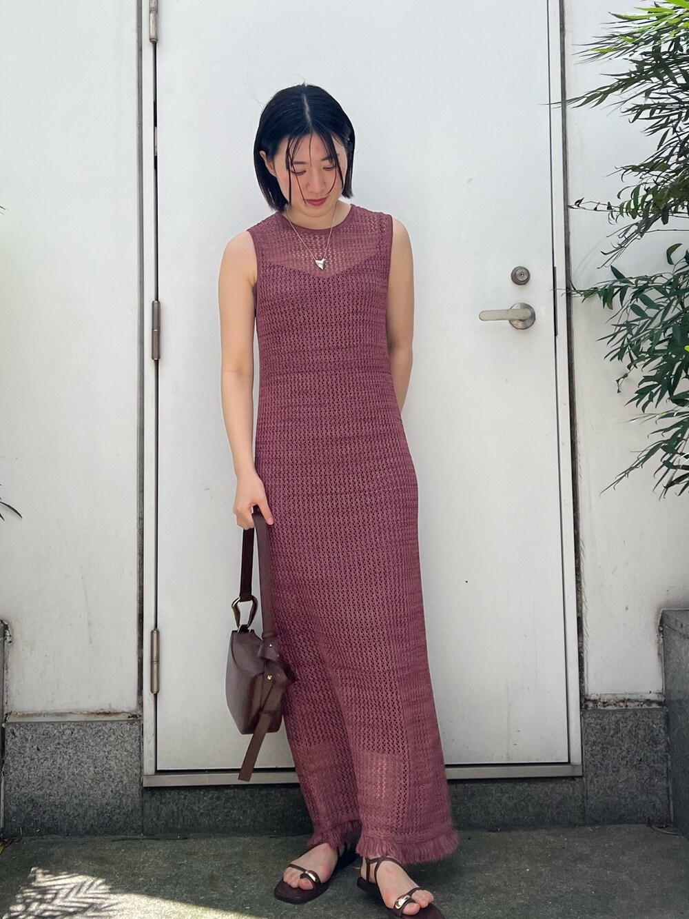 ブラウン系のショルダーバッグ、ホワイト系のシャツ/ブラウス、ピンク系のワンピースを着用したレディースの春コーディネートの3枚目の写真