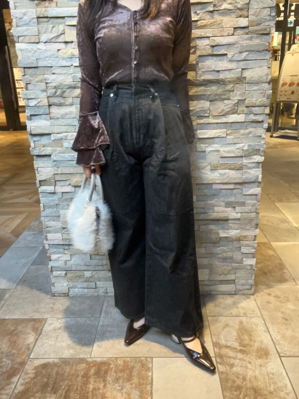 ブラウン系のパンプス、ブラック系のデニムパンツ、ブラウン系のTシャツ/カットソーを着用したレディースの秋コーディネートの5枚目の写真