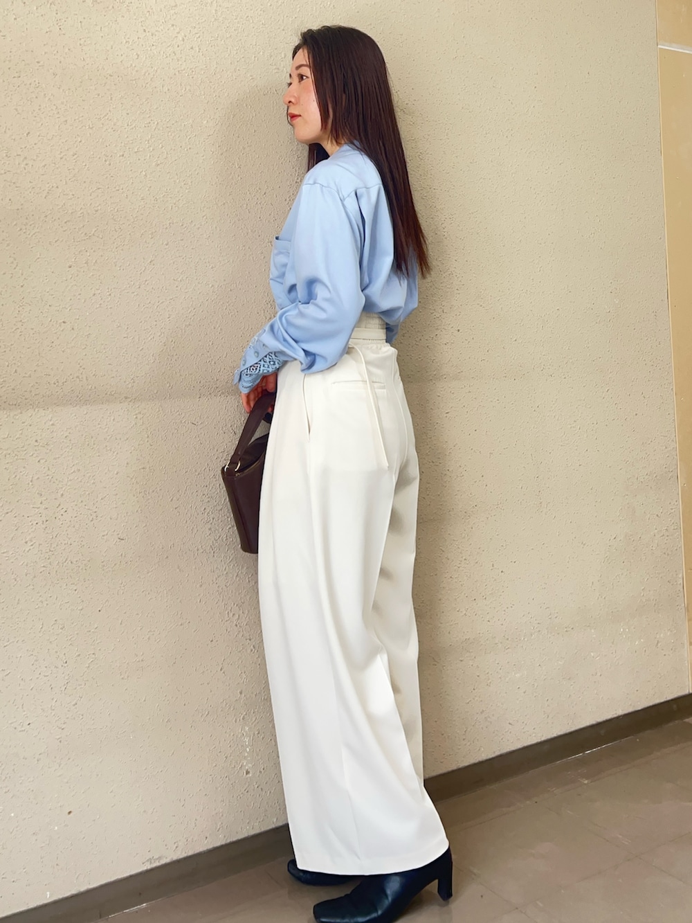 ブルー系のシャツ/ブラウス、ホワイト系のその他パンツを着用したレディースの冬コーディネートの2枚目の写真