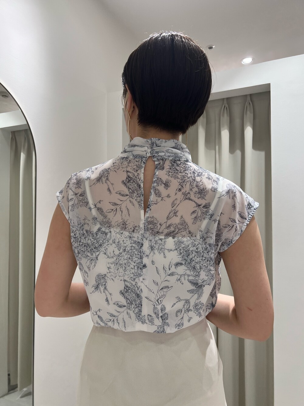 ホワイト系のスカート、ベージュ系のサンダル、ブルー系のシャツ/ブラウスを着用したレディースの春コーディネートの5枚目の写真