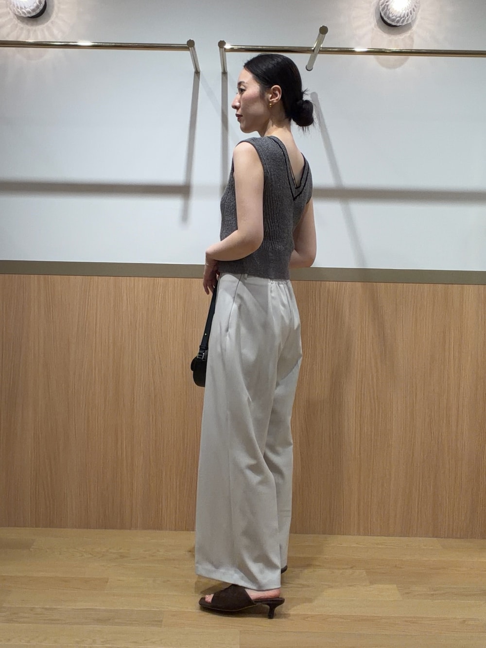 グレー系のニット/セーター、ブラウン系のサンダル、ホワイト系のその他パンツを着用したレディースの夏コーディネートの3枚目の写真