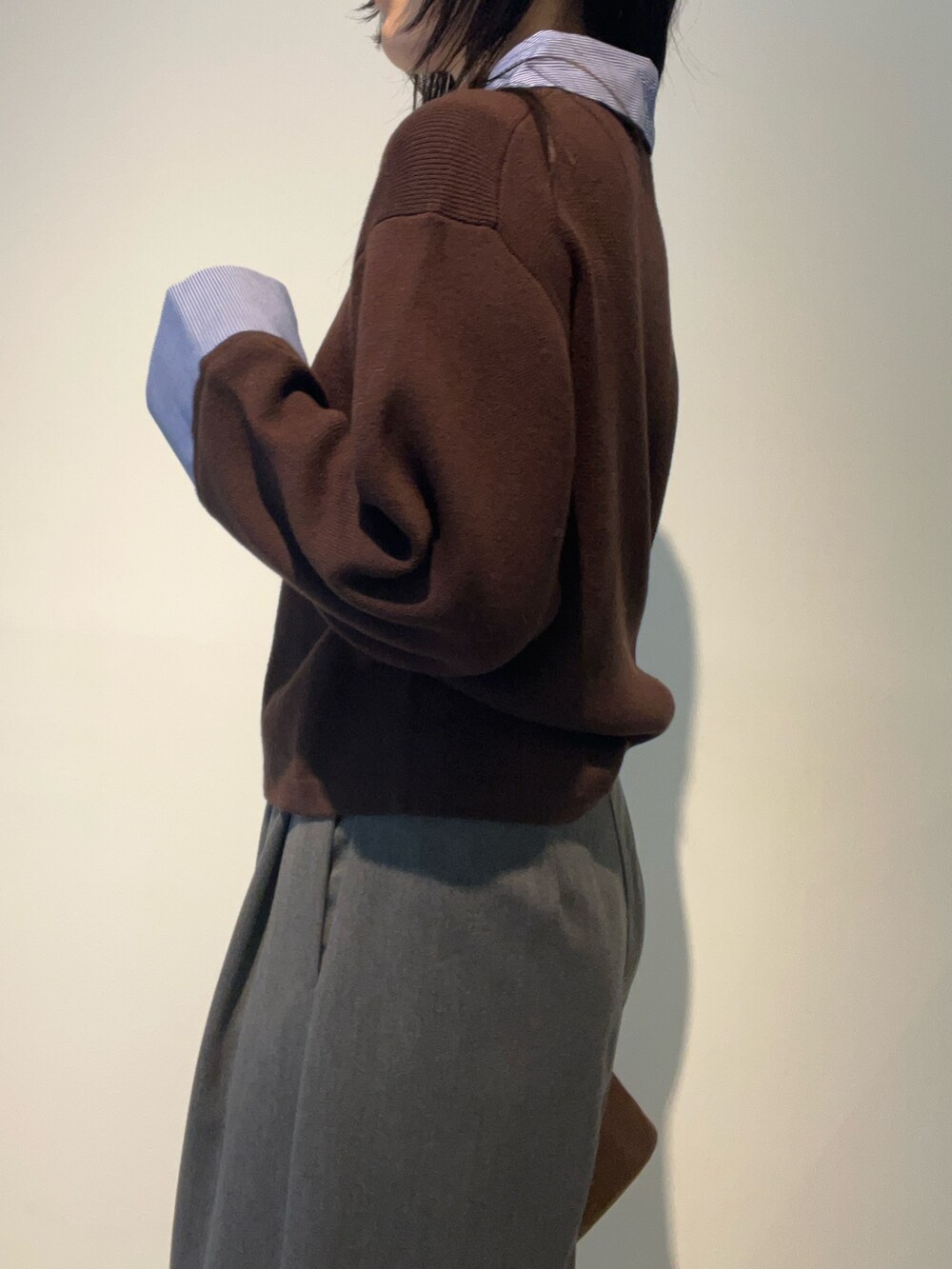 グレー系のその他パンツ、ブラウン系のニット/セーター、イエロー系のハンドバッグを着用したレディースの秋コーディネートの5枚目の写真