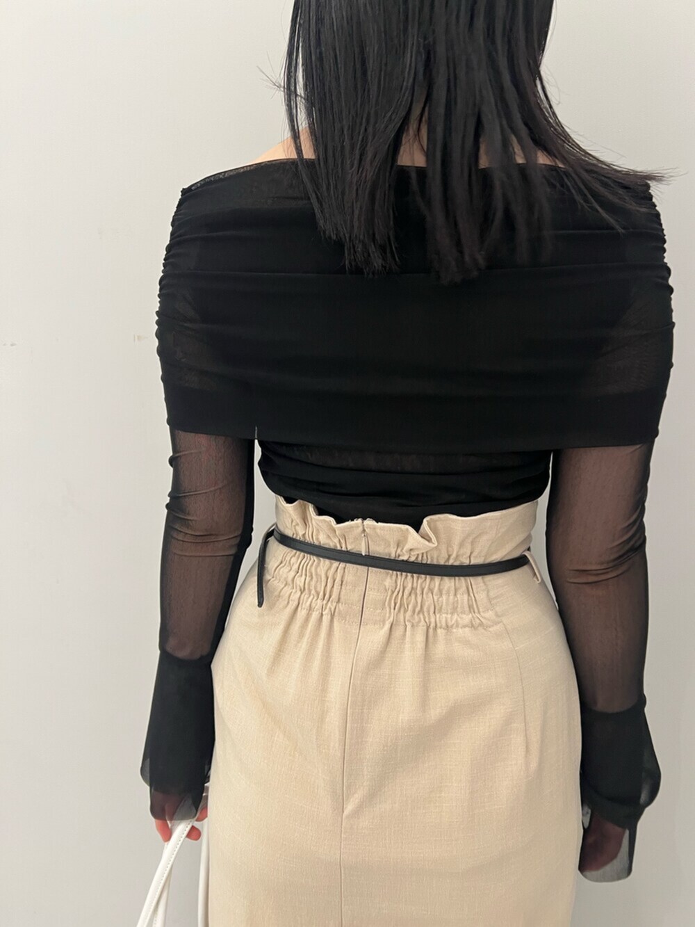 ホワイト系のサンダル、ベージュ系のスカート、ブラック系のTシャツ/カットソーを着用したレディースの春コーディネートの5枚目の写真