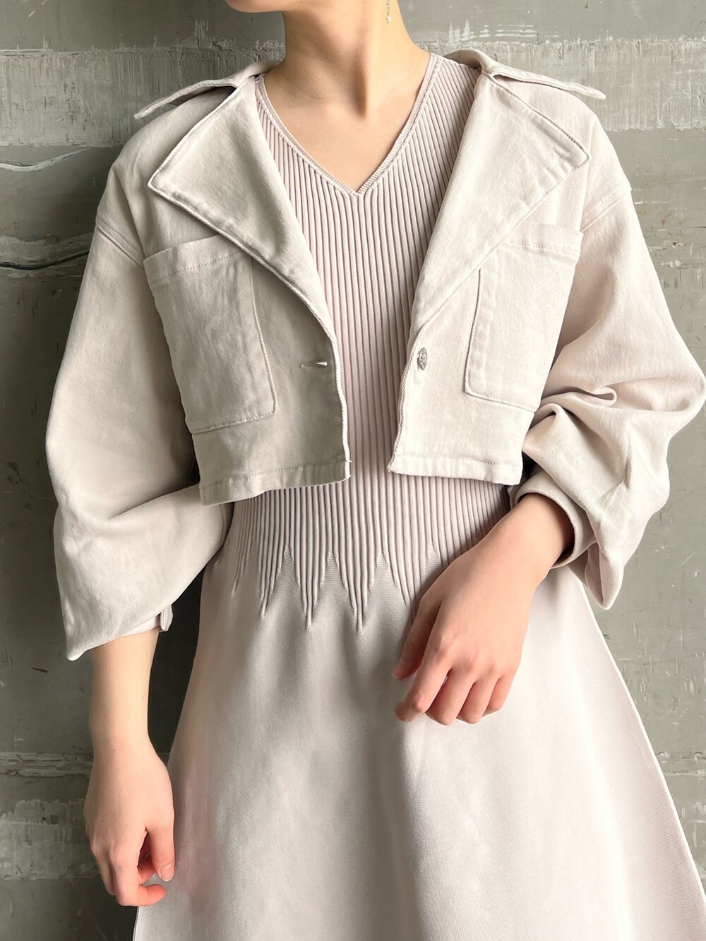 ベージュ系のサンダル、ベージュ系のテーラードジャケット、グレー系のワンピースを着用したレディースの春コーディネートの3枚目の写真