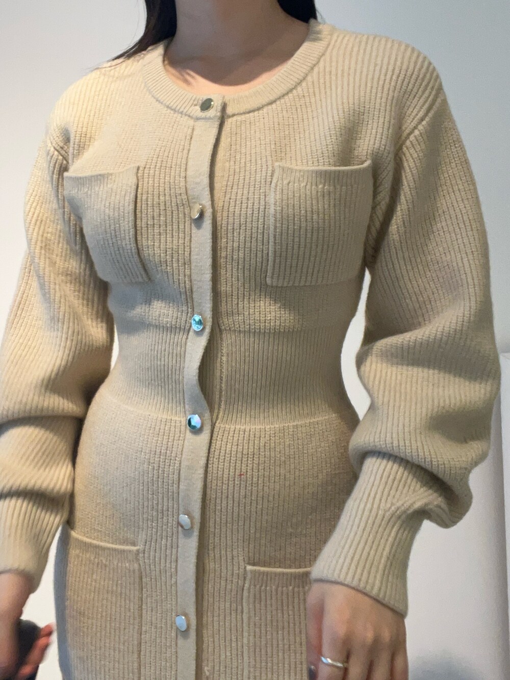 ベージュ系のワンピース、ブラウン系のハンドバッグ、ブラウン系のパンプスを着用したレディースの秋コーディネートの5枚目の写真