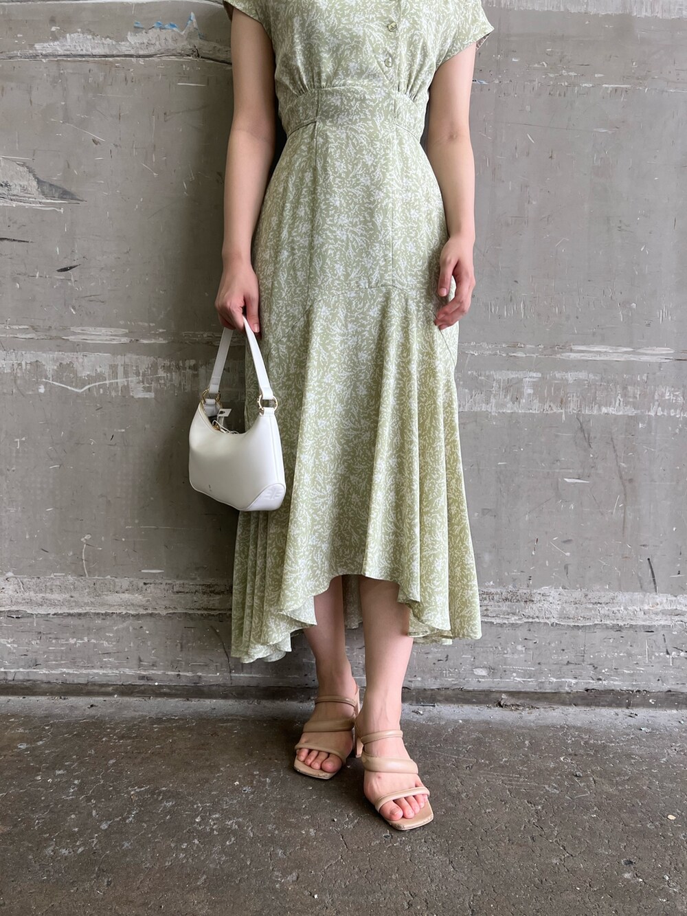 ベージュ系のサンダル、グリーン系のワンピース、ホワイト系のハンドバッグを着用したレディースの夏コーディネートの6枚目の写真